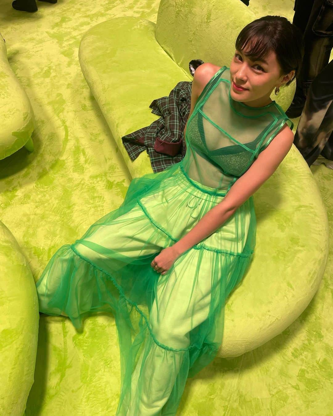 ステファニーのインスタグラム：「🦖🥝💚🔫✨ @zara x @maisonspecial_women」