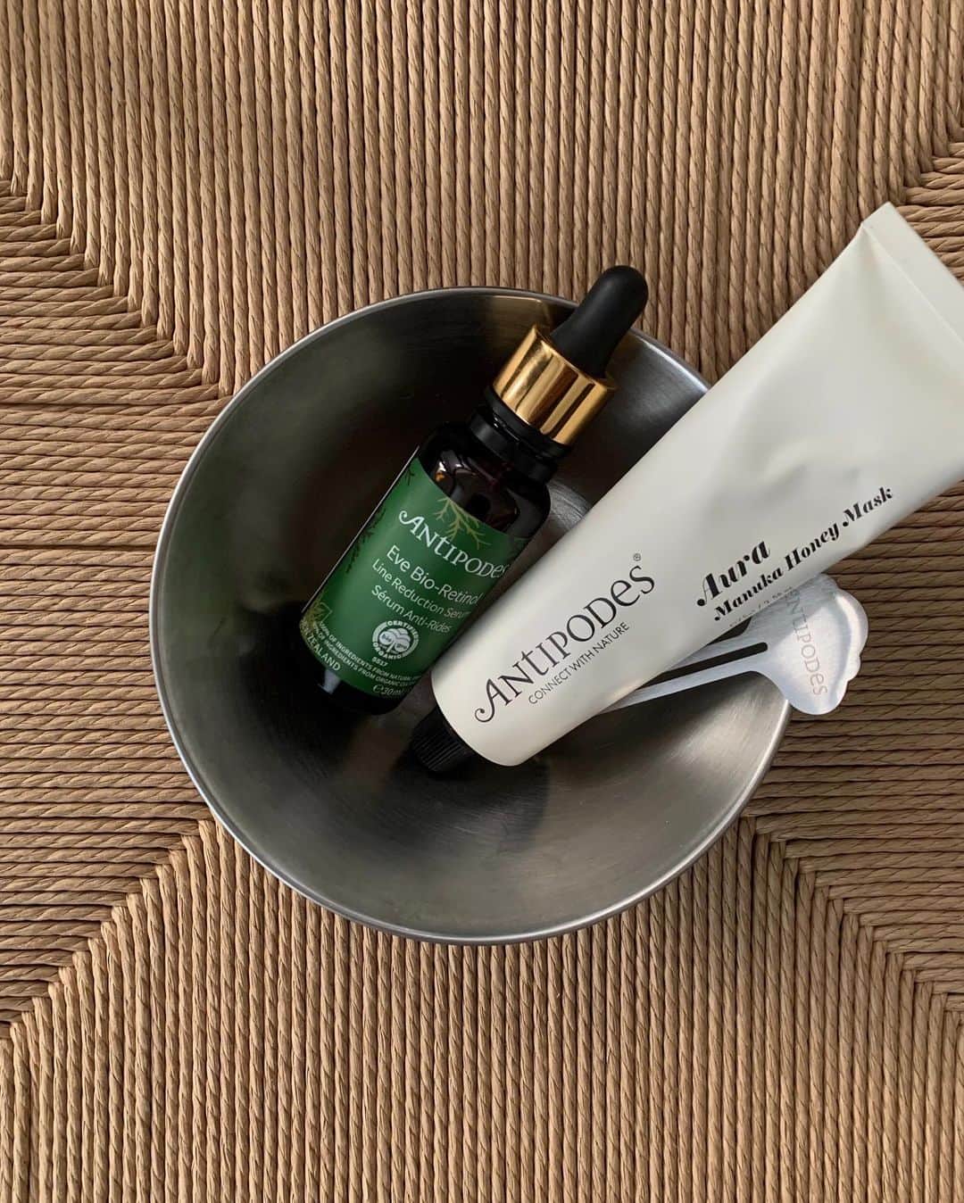 K A O R Iのインスタグラム：「| manuka honey 以前にもcosme kitchenで買った antipodesのマヌカハニーシリーズ🍯 塗るマスクを15分後洗うとしっとりしてトーンアップ! 10周年記念にオリジナルチューブ器プレゼントしてて🫢 かわいいよ♡︎ʾʾ   そして美容オイルのお試しさせてもらいました 天然のレチノールと呼ばれるバクチオール配合で アンチエイジングにオススメみたい👀 とにかく伸びがよくて1.2滴で十分行き渡ってしっとり  #antipodes#antipodesskincare」