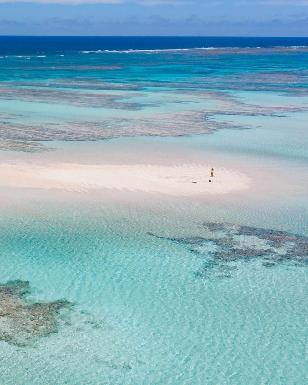 詩歩さんのインスタグラム写真 - (詩歩Instagram)「条件があわないと現れない幻の砂浜🐚 Fantastic sandy beach that does not appear unless the conditions are right.  海岸の1.5Km沖合にある #百合ヶ浜 は、大潮の干潮時にだけぽっかり出現します。私も2014年に出版した書籍「死ぬまでに行きたい！世界の絶景 日本編」で紹介させていただいて、それをきっかけに多くの方が訪れてくれたようで嬉しい限りです🙇�  百合ヶ浜は毎日は見れません。じつは今回は現れない時期だったので、写真は2019年に撮影したもの😛（今回は、星空がキレイに見える日＝新月期を優先したの！百合ヶ浜が見られるのは満月周辺なので、真逆なのがツラい所）　  百合ヶ浜が出るor NOTは、観光協会の公式サイトにカレンダーが載っているから、絶対に見たい人は旅のスケジュールを決める前に参考にしてね！  ちなみに百合ヶ浜が出ない時期でもツアーはやってるから、行くだけ行ってみました。 MAX干潮時でも膝上くらいの水位があるけど、水中は驚くほどクリア😳 2枚目はスマホで撮った水中写真だよ📷　  ユズちゃん🐶にも会えたし、なんとウミガメ🐢にも遭遇✨✨ #大金久海岸 はシーグラスもたくさんあるので探してみてね💎  鹿児島の写真はこのタグでまとめています / Posts of this area can be found in this tag.→ #shiho_kagoshima   Located 1.5 km off the coast, #Yurigahama beach appears only at low tide during high tide. Actually, this time it did not appear, so the photo was taken in 2019. This time, I prioritized the day when the starry sky is beautiful = new moon period! The calendar on the official website of the Tourist Association shows whether or not Yurigahama will appear, so if you definitely want to see it, please refer to it before deciding on your travel schedule! By the way, tours are offered even during the times when Yurigahama beach does not appear, so I just went there. Even at max low tide, the water level is about knee-high, but it's amazingly clear underwater. I was lucky enough to see Yuzu 🐶 and also a sea turtle  during the tour!  🚁ドローンは許可を得ています / Drone photography with permission. 📷 9-11th Sep 2023  📍鹿児島県 与論島 / Yoron Island, Kagoshima Japan  ©︎Shiho/詩歩」10月3日 19時17分 - shiho_zekkei