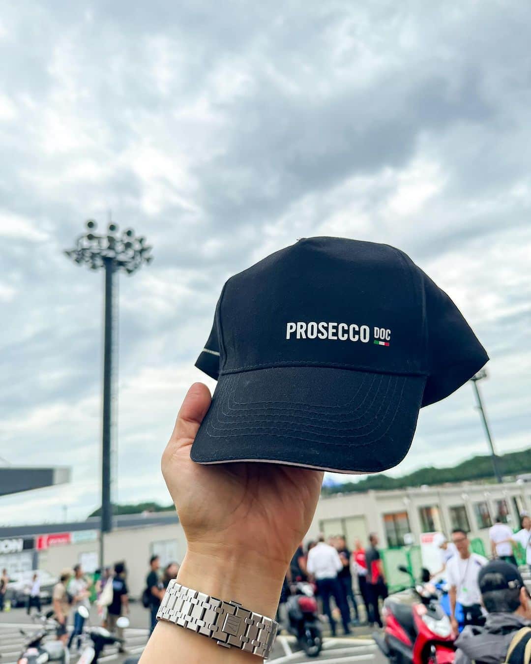 櫻井貴史さんのインスタグラム写真 - (櫻井貴史Instagram)「MotoGPのサプライヤーを務めるプロセッコDOCさん @proseccodoc のご招待で伺った今回のレース  プロセッコDOCさんの粋な計らいでとてつもない時間を過ごさせて頂いた１日でした！  選手に会えるHERO WALKからはじまり、Moto2勝利者のプロセッコシャワーを間近で拝見させて頂いたり、レース直前スタートグリッドまで行かせて頂いたり、MotoGPのスタートを真横で見させて頂いたり、レース後のとてもレアなチームの片付けている所まで見せて頂けて、そんな１日はお昼から夜までずっとプロセッコDOCを頂きながら過ごし、これ以上ない至福の時を過ごさせて頂きました！  そんな１日中たらふく頂いたプロセッコDOCはとてもフルーティかつ酸味と甘味のバランスが素晴らしく、どんなお料理にも合うとても美味しいワインなので日本の食事にもピッタリだなと思いました！  ちなみに持たせて頂いたこちらのボトルはプロセッコシャワーで使われる3リットルのボトルでめちゃめちゃ重いです！  プロセッコDOCとMotoGPの深い繋がりをとてもとても感じられた本当に素晴らしい体験でした！  #ProseccoDOC #ProseccoDOCRosé #TasteProsecco #ItalianGenio #プロセッコdoc  #プロセッコDOCロゼ #Motogp  🇪🇺 Campaign financed according to UE regulation no. 1308/2013」10月3日 19時23分 - sakurai_takashi
