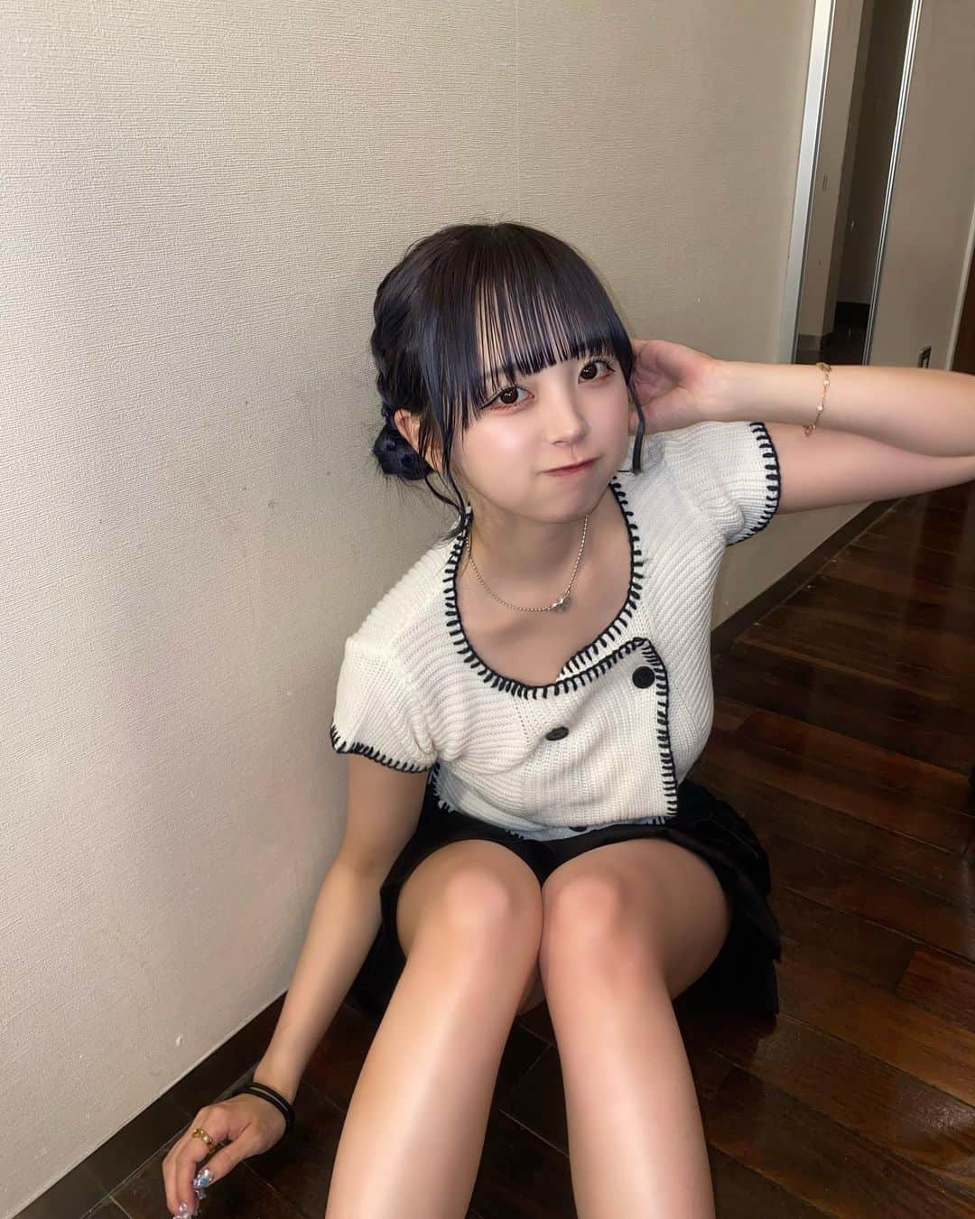 のインスタグラム：「体調悪すぎてほんとにしんどいよーーー、普段がいかに幸せかわかるわ、🥲  #OOTD #お団子ヘア」