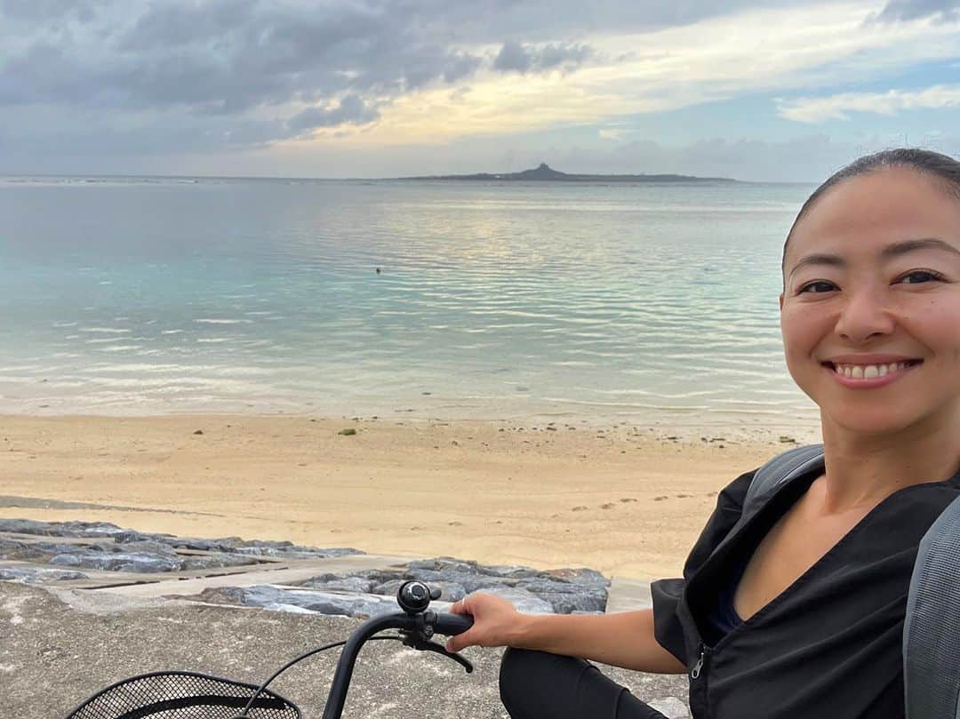 高松いくさんのインスタグラム写真 - (高松いくInstagram)「沖縄台風🌬️ そんな報道を 東京にいる時にテレビで観てたら 沖縄全体がもう台風の影響を受けていて 那覇市や名護市が雨なら☔️ ここだって台風の影響を🌀 すっごく受けているのだろうと、想像していたであろう  そして 今日こそ日中雨になるかと思ったら、  ご覧ください。  沖縄に来て1番の静けさ  不気味なほど パステルカラー🩵に 透き通っていて  アリエルの声でも聞こえてきそうな...  明日はお休みなので、 自転車をお借りしました🚲  今日も、備瀬に観光にいらした皆様をご案内💁  もっともっと オススメできるように 地元のお店の方に @yukuru.ippukuchaya  楽しい素敵な道案内を教えて頂き、 その通りに行ったら すっっっごく楽しくて❗️  元、ディズニーキャストの心が再沸騰🔥  私、もう案内出来ます💁‍♀️ だって 備瀬のフクギ並木 最高のルート案内を体験できたから😍  やっぱり、 頭で考えるより 体験、体感した事が伝わる。と、信じてる😌  ありがとうございます😭  明日❗️ 更に備瀬のフクギ並木で出来る、体験をいっぱいしたいと思います❤️  #仕事帰り  #帰り道  #帰宅  #美しい日本の風景   #台風 のタの字もない 今日の　#海   #沖縄  #沖縄の暮らし を楽しむ#旅 #仕事 #自転車 で#帰るまでが旅行」10月3日 19時29分 - iku_takamatsu_trip_sup_yoga