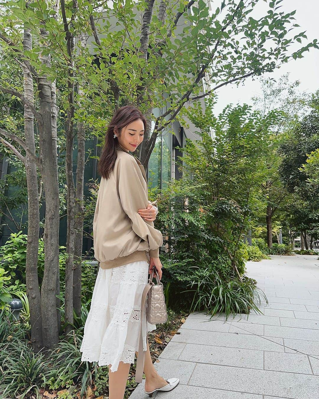 寺口智香さんのインスタグラム写真 - (寺口智香Instagram)「satin jacket / @titeinthestore_official  one piece / アリエク shoes / @prada bag / @dior  どんどん展示会で購入したものが届いてくる！ 秋突入です🍂  このジャケット 少しバックスタイルが長めで カジュアルに着れるし カラーもカーキもあったけど ベージュの方が綺麗めで持ってる服と合わせやすくてGetしました♡  プラダのサンダルはvintage shopで一目惚れ！ 最近コーデ組むのが楽しくて仕方ない  #アラサーコーデ　 #アラサーファッション #andonjionestore #titeinthestore #レディディオール　#pradaコーデ　#アリエク購入品　  #自分磨き#ボディメイク  #トレーニング女子 #筋トレ女子 #パーソナルトレーニング #アラサー美容 #体重公開 #体重公開ダイエット#体脂肪率減らしたい #体脂肪率 #レコーディングダイエット #ダイエット記録 #ダイエッターさんと繋がりたい  #ダイエット宣言 #ダイエット  #美容医療好きな人と繋がりたい #美容医療好き　#アンチエイジング  #アラサー女子」10月3日 19時25分 - chika_loves