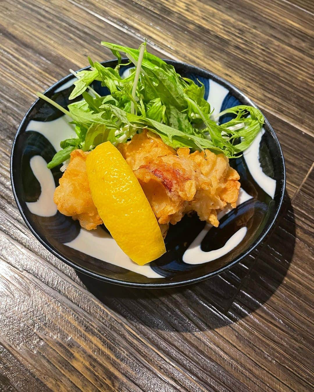おっきゃがりのインスタグラム：「どうもおっきゃがりです‼️ 本日紹介する料理はタコのレア唐揚げです。 新鮮なタコに衣をつけてさっと揚げた一品ビールとの相性抜群です。 ーーーーー海鮮と寿司ーーーーー   季楽酒場おっきゃがり  　　　　　-営業時間-  　　平日17 :00〜25:00(Lo24:00)  土日祝17:00〜25:00(Lo24:00)  　　　　　-電話番号-  　　　　06-6454-3511  　　　　　　-住所- 　　大阪市福島区福島７丁目 　　　　　２-５ふくまる通り57    －－－－－－姉妹店－－－－－－ 　　うたげどころ　うぉっしゅ  　　　　　-住所- 　　北区曽根崎新地２丁目 　　　３-１３若杉大阪駅前ビル Ｂ1Ｆ  #オーゼットカンパニー #居酒屋 #寿司酒場 #日本酒 #魚 #海鮮 #アテ寿司 #寿司 #おっきゃがり #アルバイト募集 #ふくまる通りグルメ #魚しか勝たん #寿司しか勝たん #ぐるめすきな人と繋がりたい #酒すきな人と繋がりたい #さけすたぐらむ #大阪 #福島区 #福島区グルメ #うたげどころうぉっしゅ #好きな人がいること #うますぎ」