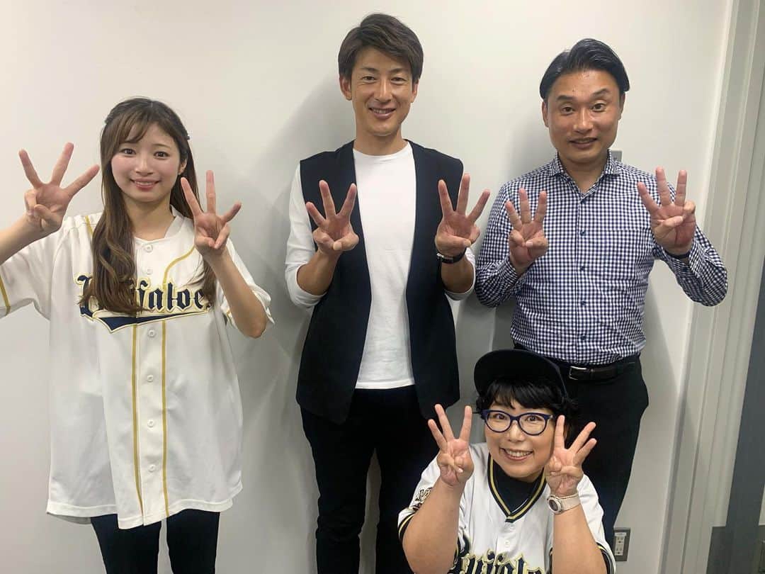 竹村美緒のインスタグラム：「. . 連投ですみません👼🏻  MBSラジオベースボールパーク番外編 オリックス・バファローズのV３特番 聴いてくださった皆さま、ありがとうございました⚾️🏟  能見篤史さん チキチキジョニー石原さん 井上雅雄アナウンサーと。  能見さんが可愛い後輩たちからビール攻撃を受けながら、体を張ってインタビューされたビールかけの模様もOAしました🍻  今季の戦いの振り返りや裏話など盛りだくさんです。 radikoのタイムリーで追いかけ再生できるので、まだの方はぜひ☺️  #MBSラジオ #BBP1179」