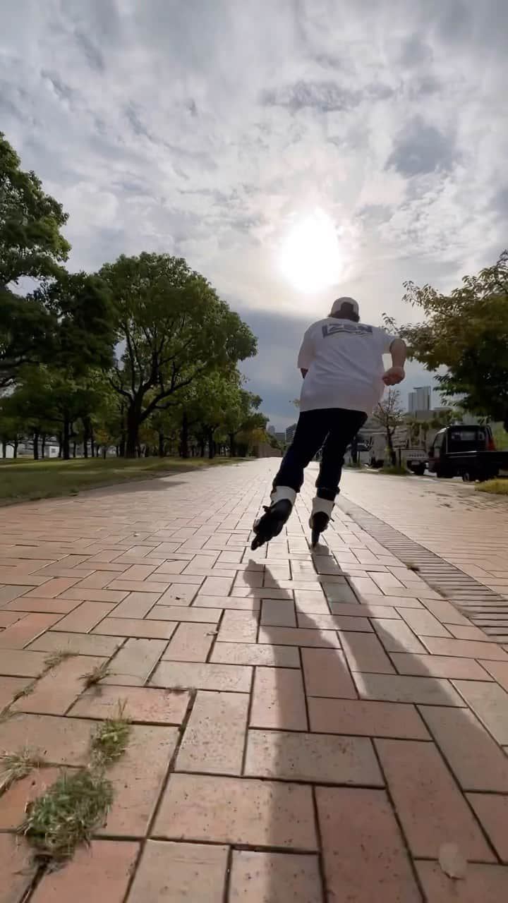 安床武士のインスタグラム：「Relax skate day✨ @powerslidebrand Zoom 80mm Pro. 流しながら遊ぶアーバンスタイル！  Powerslide Zoomはムラサキスポーツ神戸北店、上野本店、浦和美園店、岡山店でも購入可能です。  #inlineskate #rollerblading #powerslidebrand #powerslidezoom #urban #インラインスケート #ローラーブレード #アーバン #cruising #takeshiyasutoko #安床武士 #LZBN #kobe」