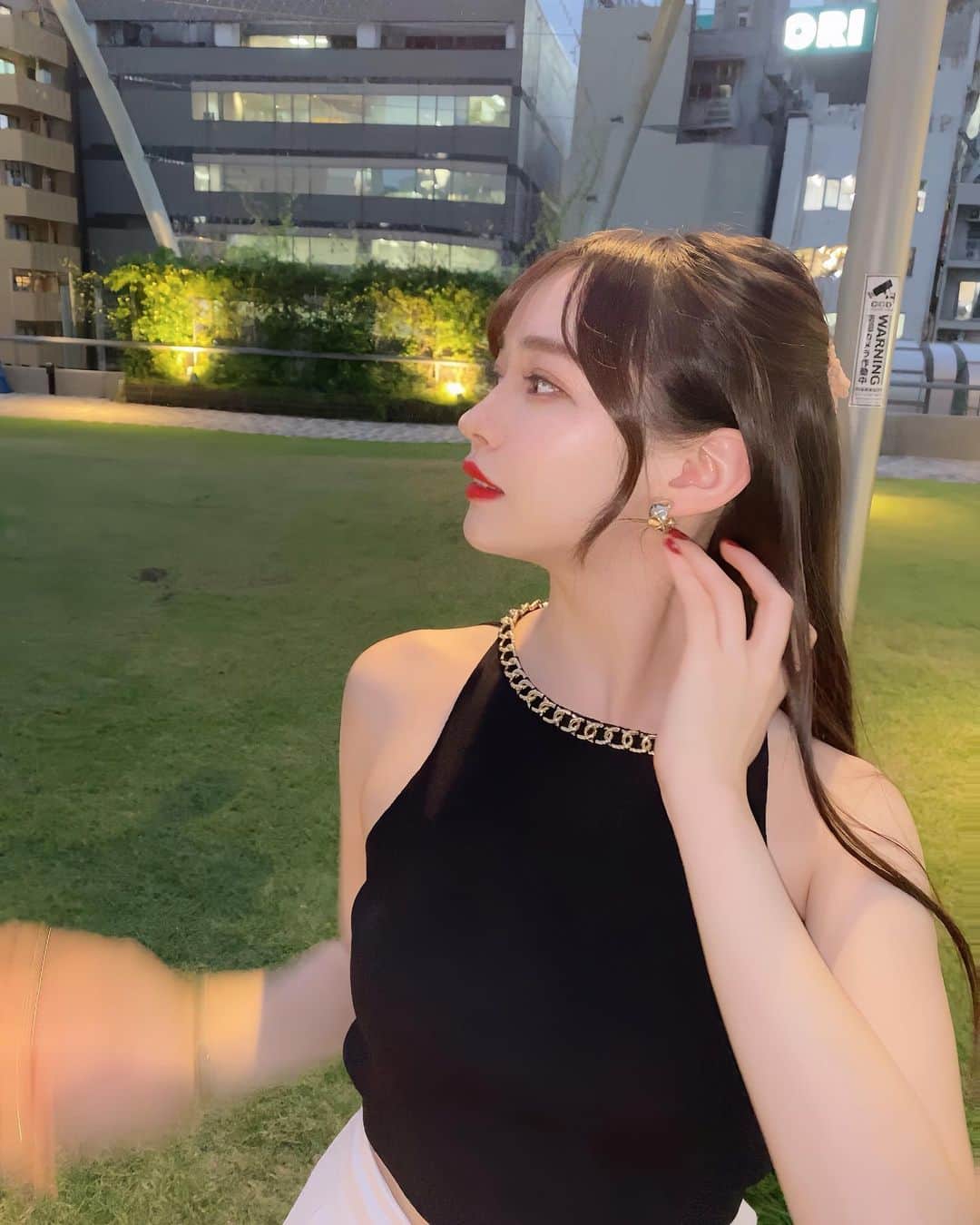 ナタリア聖奈のインスタグラム：「・ 夕暮れ時🌇🌅  #ナタリア聖奈 #上品コーデ #ブラックコーデ #ハーフアップ #大人可愛い #ビジョビ」