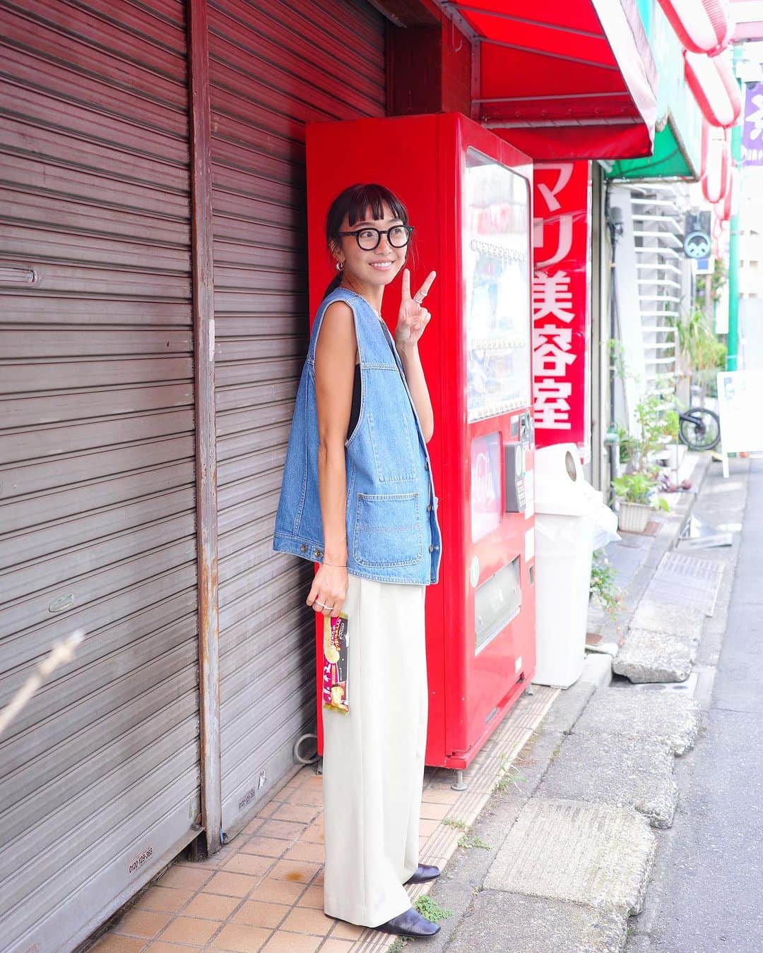 のインスタグラム：「#知久カジ まだかなり暑かった日の私服🙂 だいぶ前な気がする  食後の芋アイス🍠💛💜  ベストもパンツも #searoomlynn」
