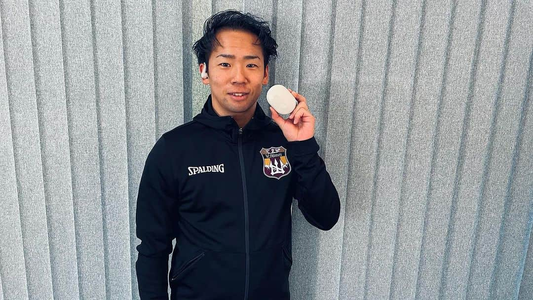 山本憲吾さんのインスタグラム写真 - (山本憲吾Instagram)「今回、ご提供頂きました @jlab.japan  『GO AIR SPORT TRUE WIRELESS EARBUDS』は、軽量、コンパクトなパッケージかつ、手ごろな価格で毎日使えるパワフルな1台です。また、5,000円台の商品になりますが、32時間の再生時間、IP55規格の防塵・防滴性能、タッチセンサー、3段階のイコライザ設定などの性能を持ち合わせており、非常にコストパフォーマンスが高いモデルとなっております。  トレーニングをしたり、ジュニアの遠征の時に使わせていただいてます‼️  気になる方はぜひ✅してみてください！  #jlab  #jlabjapan  #yourkindoftech  #ワイヤレスイヤホン」10月3日 19時31分 - marukome.k