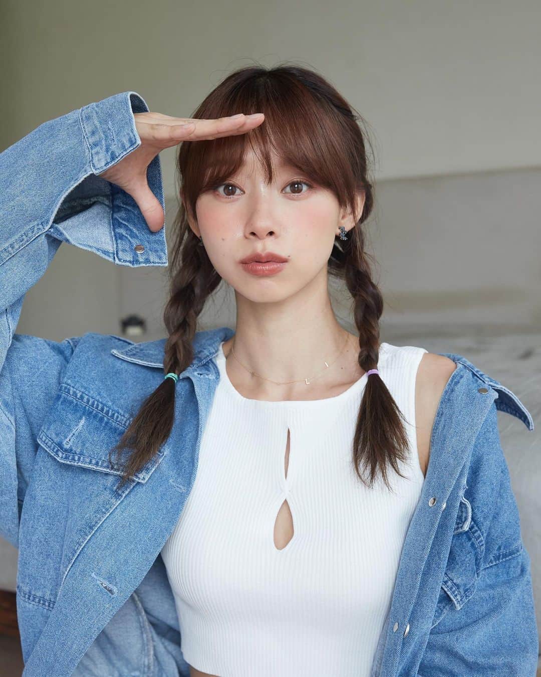 吳斐莉のインスタグラム：「「質感不需要靠錢堆疊出來」認同請按讚💕  每次去寶雅 沒有1個小時都出不來 因為太多便宜又好用的好物 而且每次走到heme的櫃 都覺得台灣品牌是做到這麼好質感的啊 不管是從包裝還是到內容物～ 都給90分以上  我一直都很喜歡他們家的腮紅 這次用了新的“極致緞光唇膏” 完全被驚艷到 現在300元有找的唇膏 質感不輸專櫃呀！！  非常滑順好擦～ 而且還很服貼不會浮浮的 因為裡面也是有添加美容油的 甜杏仁油、荷荷巴油、乳油木果脂等多重植萃美容油 這是百元商品可以做到的嗎？ heme做到了！  我自己首推 06 WARM APRICOT 帶橘的煙燻紅 這個很適合黃皮 帶點橘色會讓皮膚顯白 那因為我本身是紅唇 所以擦起來沒有那麼顯橘 是很剛剛好的一個氣質玫瑰色 日常擦很適合～   要氣勢色也是有 04 BURNT CHILI 低調的緞光 隱隱約約的光澤 有點氣勢又不會太誇張 穿小洋裝的時候 紅唇搭上去就對啦！   或者是走氣質路線的 03 SOFT PINK 擦上去就像個請吃飯的漂亮姊姊 超溫柔的顏色～ 日常或是出席重要場合擦的很適合    現在在全台屈臣氏、寶雅、康是美、Tomod’s、松本清等門市 線上可於官網、蝦皮商城、momo及pinkoi都可以選購 定價360元，新品上市優惠價299元❤️  @hemecosmetics #hemecosmetics」