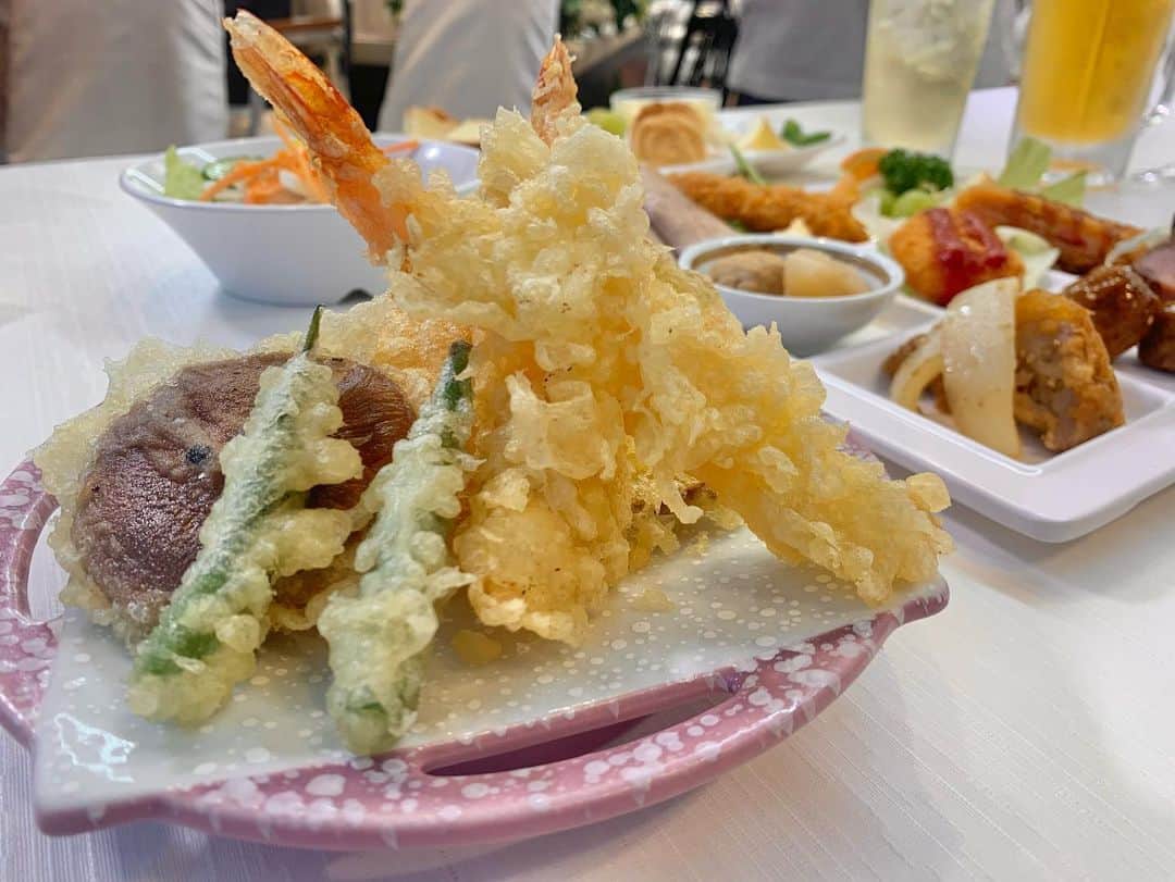 たけるさんのインスタグラム写真 - (たけるInstagram)「秋の足音を感じながら、サムソンホテル楽しんで来ましたーー‼️・ ・ お相手はこの度みみサタメンバーに加入した @shiorisakai_ ちゃん。・ ・ クルージングにパノラマビューの温泉、贅沢ブッフェ、カラオケ、更に新鮮なお野菜をGET‼️・ ・ これがホテルに宿泊すれば全て体験出来ちゃうんです🙌・ ・ オンエアは10/14(土)。是非ご覧下さい☺️・ ・ ・ #サムソンホテル #平戸 #長崎 #今回温泉シーンは汐梨ちゃんにバトンタッチ #みみよりサタデイ #TVQ #ロケ #坂井汐梨 さん  #TAKERU #たける #不動たける #ボイジャー #ウルトラマン #エントリーサービスプロモーション」10月3日 19時32分 - take_yan78