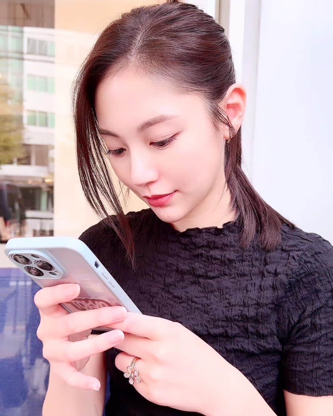 水沢エレナのインスタグラム：「@qoo10.official からQoo10 MEGA KITをいただきました♡  コスメ大好きだし、もともとQoo10ユーザーなので今回のMEGA KITが届くのを心待ちにしていたよ〜☺️  特にこの3つがお気に入りでした♡  ✔︎"Anua"  ドクダミ80％水分鎮静アンプル 敏感肌なので鎮静アイテム大好き！最近気になっていたドクダミエキス、相性良かったです🌿  ✔︎"Dr.G"  レッドBCスージングクリーム ベタつくことなく、スーッとお肌に密着してくれる使い心地が🙆‍♀️  ✔︎"AMUSE  ジェルフィットティント 「東京チェリー」 発色も良くて艶々の仕上がりが可愛い🍒  メガポのタグが付いてる商品を購入すると、購入金額の20%がポイント還元されるのだそう😳✨ 10月7日までのお得なこの機会にぜひチェックしてみてね🫰  #Qoo10MegaKit #Qoo10 #メガポ #PR」