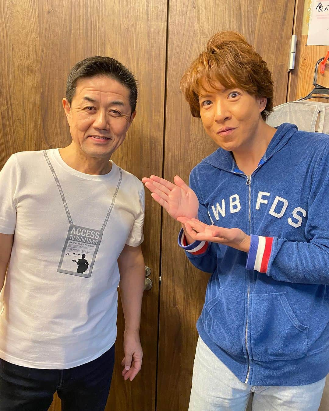 元木敦士のインスタグラム：「六本木ものまねハウスSTAR⭐︎ オフコース小田さん3年ぶりの復活です😊 写真の距離感が3年を物語っています😂  皆さん素敵な歌声聴きに来て下さいね🥳  今月は第1週、3週に出演してます😁  お疲れちゃーん⭐︎😁  #ものまねSTAR #小田和正 #オフコース小田」