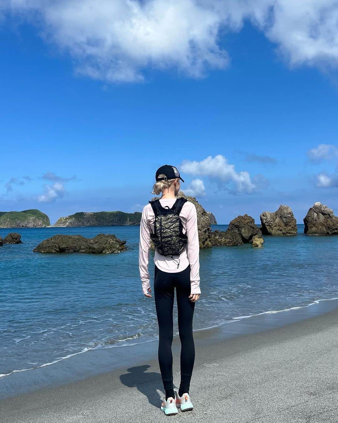 志村美希さんのインスタグラム写真 - (志村美希Instagram)「今YouTubeあげた！ 一人で新島ロングジョグしてきたよ🏝️ この日脚盛れたので全身写真多め👯‍♀️」10月3日 19時34分 - mikkitygram