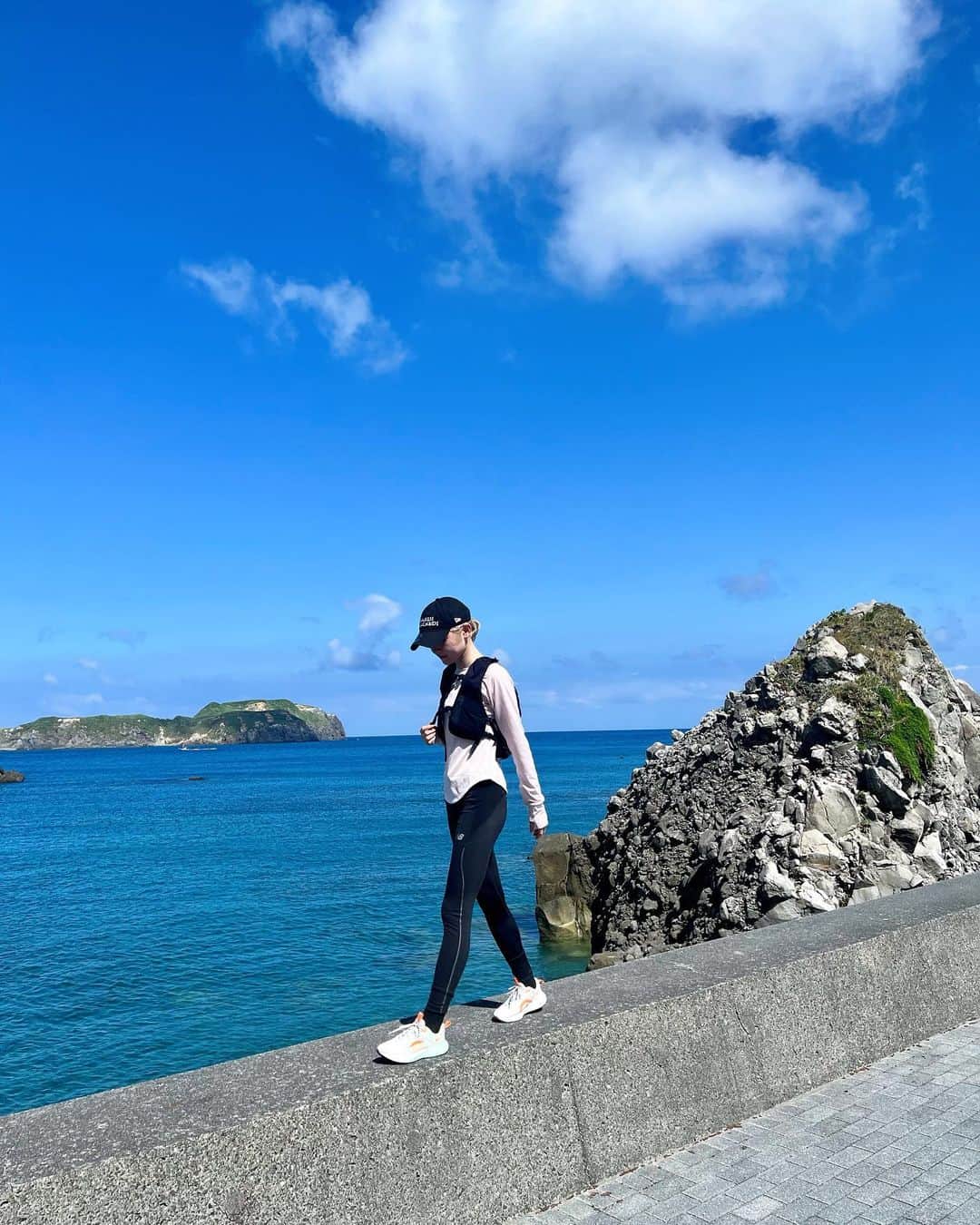 志村美希さんのインスタグラム写真 - (志村美希Instagram)「今YouTubeあげた！ 一人で新島ロングジョグしてきたよ🏝️ この日脚盛れたので全身写真多め👯‍♀️」10月3日 19時34分 - mikkitygram