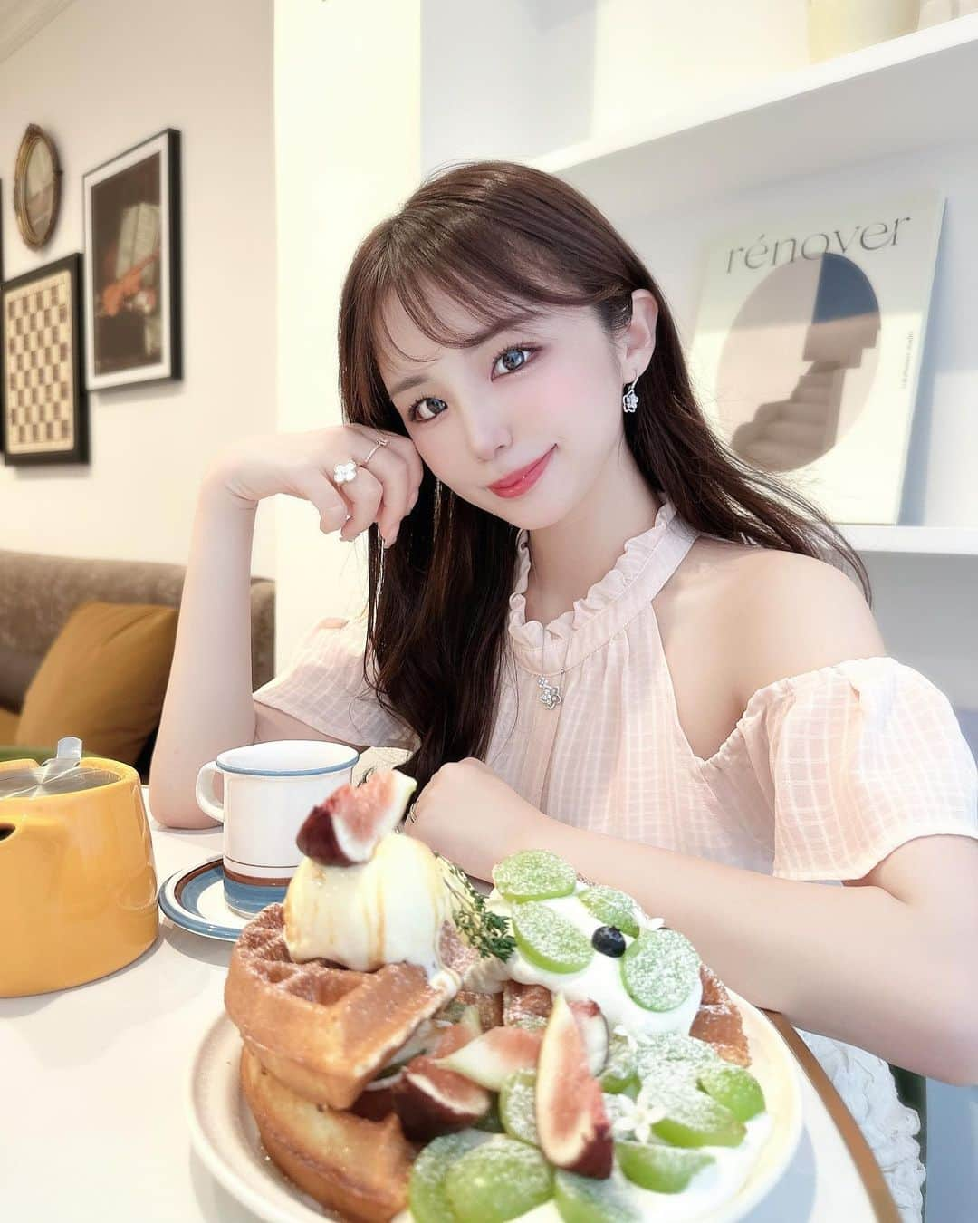 CHERIさんのインスタグラム写真 - (CHERIInstagram)「Always time for tea 🤍 北堀江では大人気のカフェ、 予約が取れたので行ってきました🧚  @summerwine_japan   イチジクとシャインマスカットをふんだんにつかった、🌿 サクフワもっちりワッフルにとりこ🧇︎💕︎︎  スイーツメニューはもちろん、フードメニューも豊富で予約も出来るし座席もしっかりとしているので、 ディナーデートにおすすめ︎だね︎💕︎︎  女の子はもちろんだけどカップルさんも多かった♡ 男性も入りやすいオシャレなカフェっていいよね☺️✨️  ところで、、 頑張って加工したけどわたしが盛れてない🥺笑」10月3日 19時35分 - hi_cherish.gram