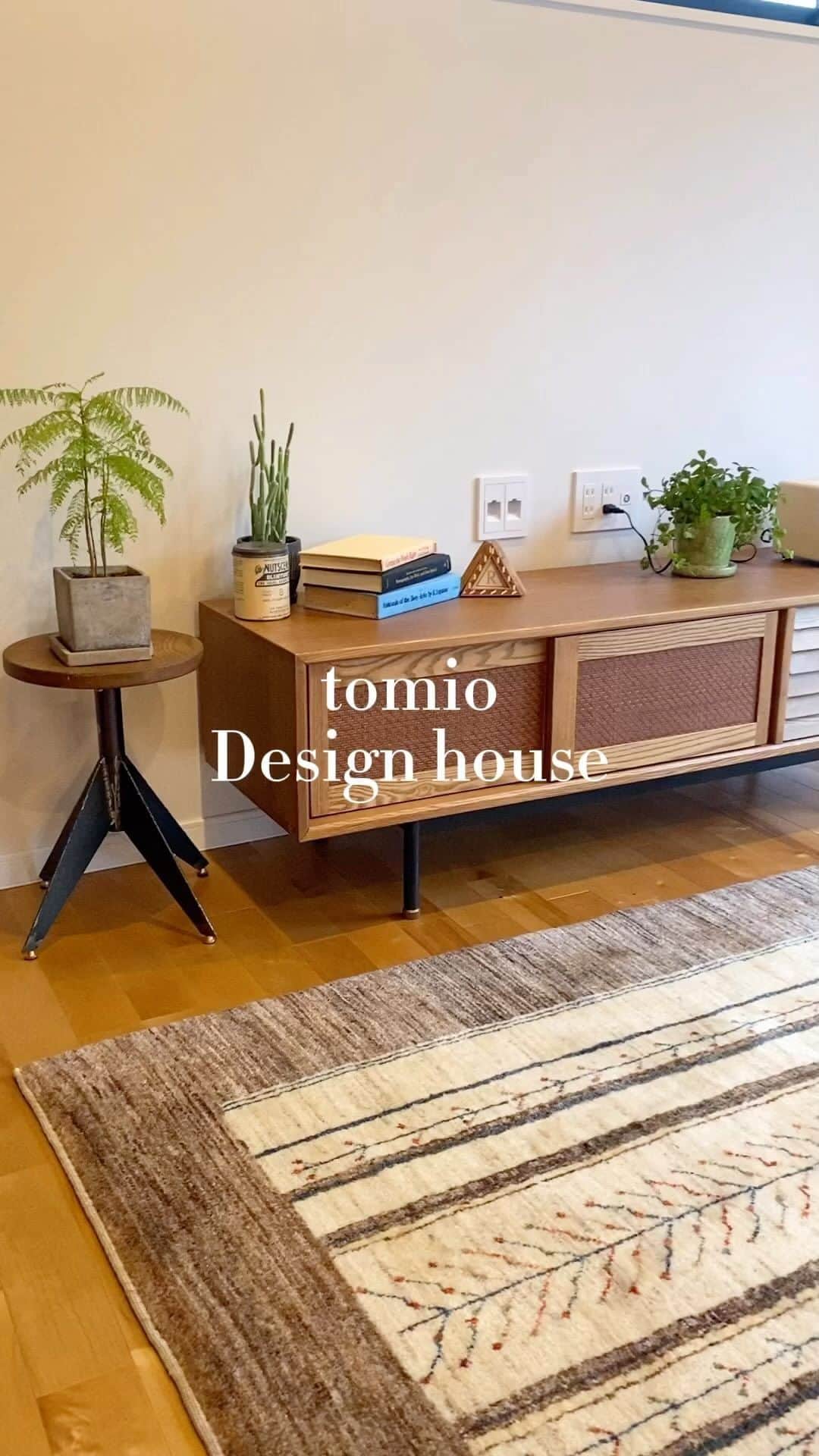 tomioのインスタグラム：「. 次回の見学会のお家をご紹介🌿 お引渡し前のデザインハウスのお家🏠 "静かな町で暮らすワーキングママが考えた平屋" . 今回のお家はゆっくり静かに過ごせる、心地よい平屋です🍃𓈒𓏸 家事動線にもこだわりました💭 ぜひ直接ご体感ください🕊 . お引渡し前のオーナー様の家に特別ご招待⚐ﾞ 10月7日-8日(土・日) 11時〜 当日のご予約も可能です🙆🏻‍♀️ . 10月7日-8日 11:00-16:00 @木更津市大久保付近 詳細はご予約時にメールが来ますのでご安心ください！ . 詳細はトミオHP 最新情報から📲  コーディネーターアカウントも要チェック🧺 👇 @code_tomioofficial  ❇︎ ▶︎新築・リフォーム Tomio @tomio_official ▶︎インテリア CLASSICA @classica_official ▶︎カフェ cotecafe @cotecafe.tomio ▶カフェ呂久呂 @caferokuro ▶写真館ことり @studiokotori ▶︎小さな美容室 fika @fika_tomio ▶︎お花屋さん angelica @angelica_flower_official ▶︎リフォーム・DIY KOBO @kobo_tomio ▶︎夏と冬に開催のマルシェ tomio marche @tomiomarche ▶︎トミオヴィレッジ高品 @tomio_village_takashina ▶︎甘いもの研究所 @amaimono_lab  トミオのLINE LINE→tomio_official  #トミオ #千葉 #千葉注文建築 #注文住宅のかっこいい工務店 #注文住宅 #家づくり #デザイン住宅 #土地探し #理想のおうち  #戸建て #丁寧な暮らし #暮らしを楽しむ #こだわりの家 #かわいい家 #かっこいい家」