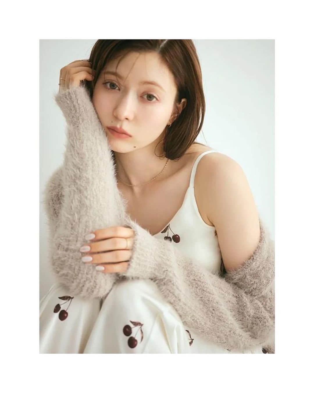 FASHIONWALKERのインスタグラム：「.【gelato pique】 - NEW ARRIVALS - ⁡ アーバンな夜に似合う大人のブラックチェリー🍒 アーバンチェリー＝都会的なチェリー柄をコンセプトにデザインしたシリーズが登場！ ブラックチェリー柄の濃厚な色が映える質感の良いサテンシャツは、大人の可愛さを体現。 ⁡ ラグジュアリー感を味わうフェザーロングカーディガンもお家時間の気分を上げてくれるはず ⁡ --------------- 【10/5まで】下着のまとめ買いがお得！  2BUY15%OFF&3BUY20%OFF \\ 半額以下アイテム大量！// 秋の特別プライスダウン✨ --------------- ⁡ #gelatopique #ジェラートピケ」