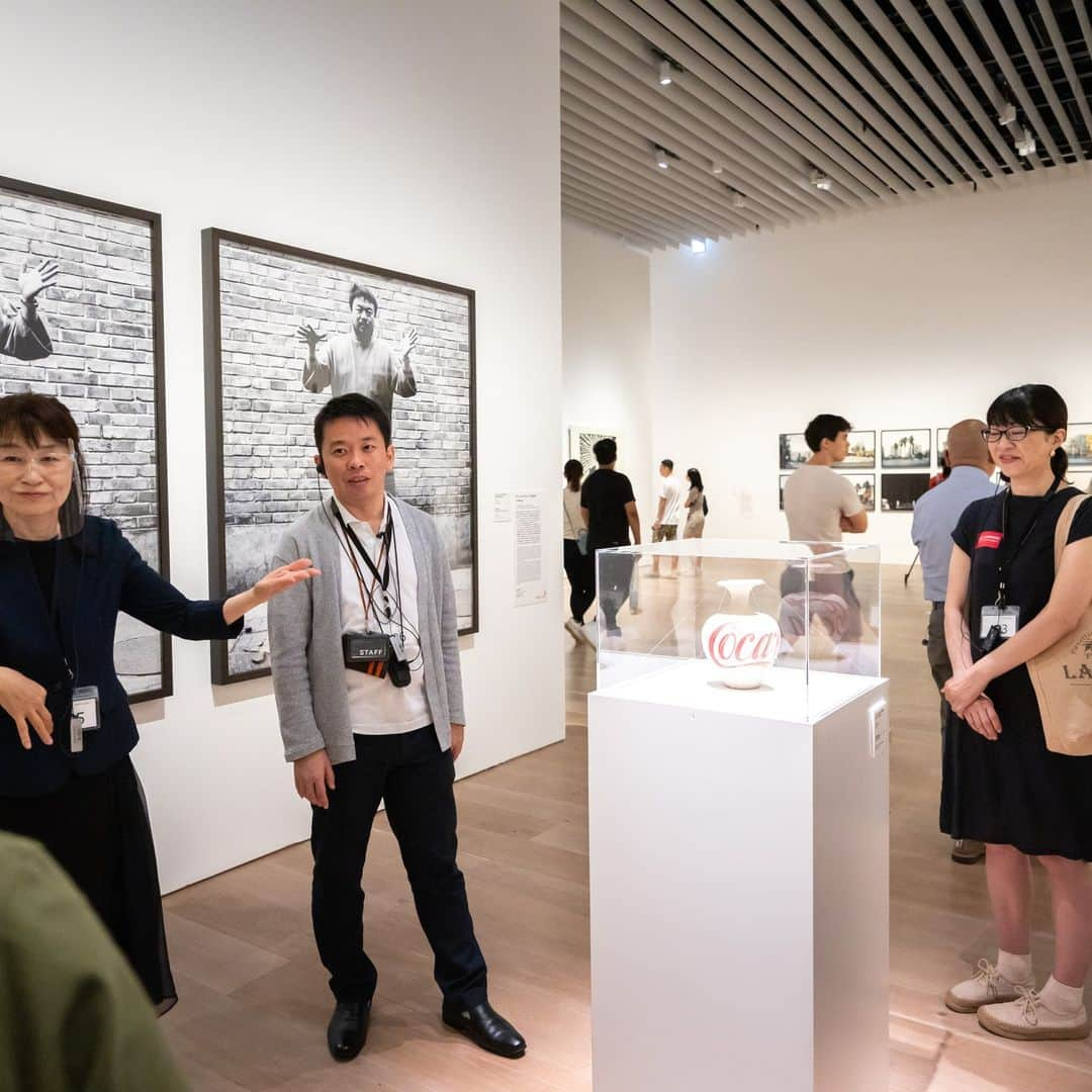 森美術館さんのインスタグラム写真 - (森美術館Instagram)「「ワールド・クラスルーム展」関連プログラム「手話ツアー」を開催しました。 今回は、森美術館のラーニング・プログラムに参加経験があるろうの方と美術館スタッフがガイドを務め、手話通訳者の方と一緒にツアーをしました。聞こえない方も聞こえる方も、作品を見た感想を対話しながら鑑賞を楽しみました。プログラム後半は、それぞれの鑑賞体験の話題で大盛りあがり！次回展での開催日程については森美術館のメールニュース等でお知らせいたします！  森美術館　ラーニングチーム 撮影：田山達之  We held a ”WORLD CLASSROOM”-related program called "Sign Language Tour." For this tour, deaf patrons who had participated in Mori Art Museum's learning program joined museum staff to serve as guides. Both those who can and cannot hear enjoyed viewing the works together through sign language conversations and sharing their impressions of the works. The second half of the program was a lively discussion of individual viewing experiences! We will inform you about the next exhibition schedule through Mori Art Museum email news, etc.!  Mori Art Museum Learning Team Photo:Tayama Tatsuyuki  #moriartmuseum #森美術館 #moriartmuseumLearning #森美術館ラーニングプログラム #tokyomuseums」10月3日 19時45分 - moriartmuseum