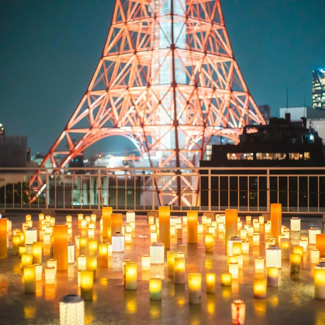 東京プリンスホテルのインスタグラム：「【10月21日(土)・10月28日(土) の2夜限定！🗼】  ホテル屋上に広がる幻想的なキャンドルの世界🕯  秋の夜長を満喫する絶景体験「Tokyo Candle Art」は専用ステイプランでご宿泊の方限定のイベント。  ご予約・詳細はストーリーズハイライトから✨  For two nights only, experience the magic of the “Tokyo Candle Art” accommodation package ✨ 🕯  Guests staying on this plan are exclusively invited to an especially enchanting evening up on a secret rooftop spot, where the flickering glow of a thousand candles will beautifully entwine with the ever-iconic gleam of the majestic Tokyo Tower 🗼  For reservations and further info, please visit the link in our story highlights!  Share your own images with us by tagging @tokyoprincehotel  —————————————————————  #東京プリンスホテル #ステイケーション #絶景体験 #絶景ホテル #絶景はプリンスにある #東京タワー #tokyoprincehotel #photogenic」