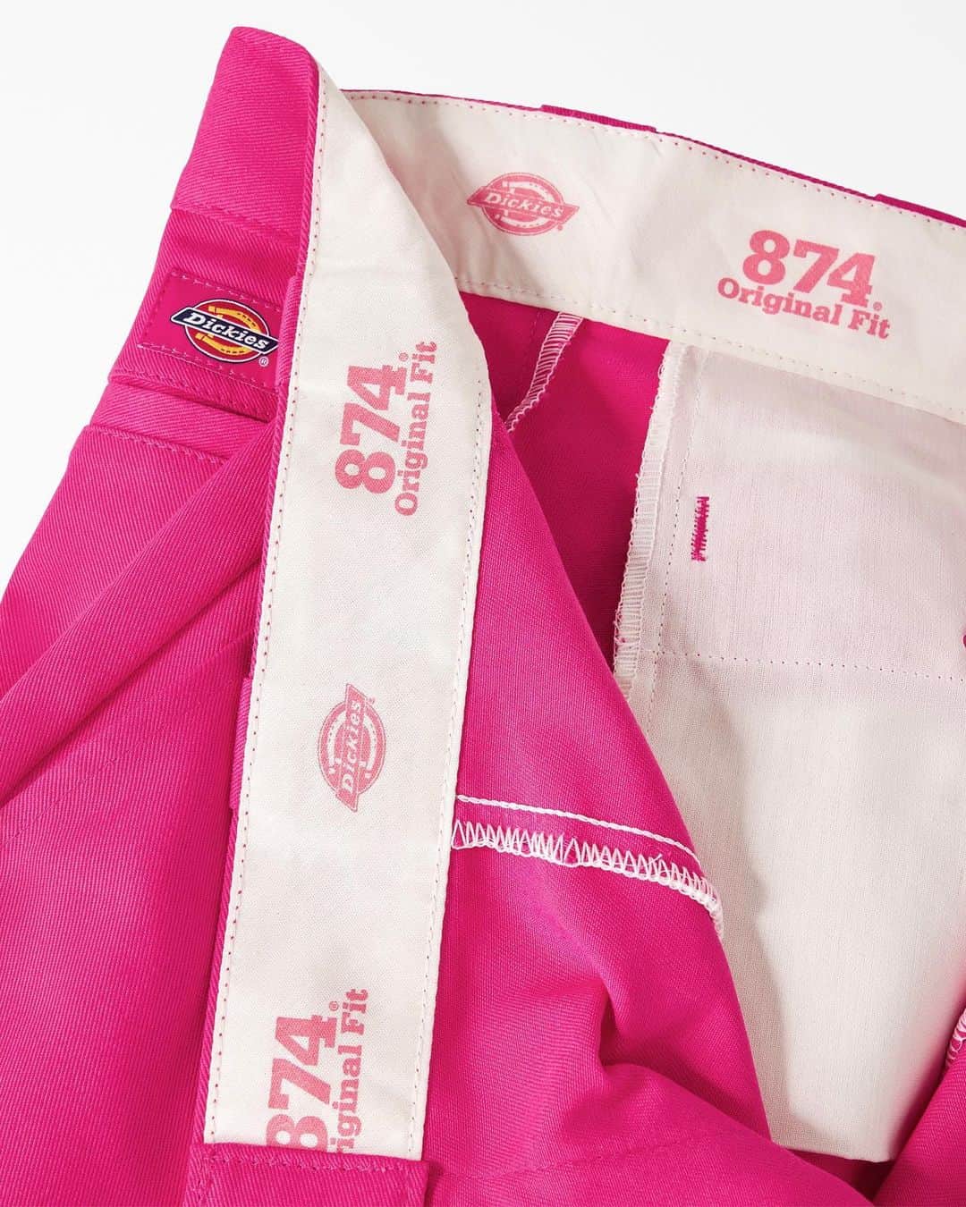 のインスタグラム：「乳がん啓発月間の一環として、ディッキーズのアイコニックなスタイルにエンパワーメントを表現する新しいデザインを提案。  ディッキーズは、イギリスを拠点に若者への乳がん啓発活動とピンクリボン運動の促進に取り組む団体、CoppaFeel!に寄付をし、乳がんの認知度向上と早期発見を推進する働きを支援します。  #Dickies #ディッキーズ」