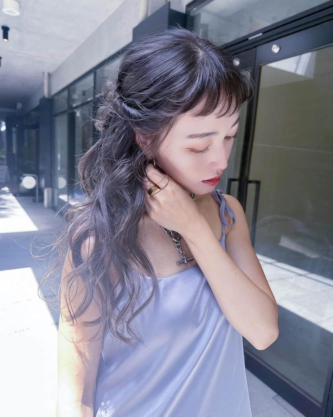 阿島ゆめのインスタグラム：「🌹 . . 結婚式ヘアアレンジ第二弾 全身に謎の発疹ができちゃったから 肌見せを減らすためダウンスタイル。 え、でもめちゃくちゃかわいくないか。 歌姫レイラに永遠の憧れを持ってます。笑 最近は髪の毛が寒色だから 合わせたグレーのドレス着たよ🩶 . すーぱーありがとう💜💜 @ayagassen . めっちゃ投稿さぼってたから また頑張る🥺」
