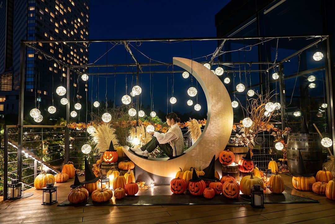 のインスタグラム：「オータム・ハロウィンガーデン🎃👻 シェラトン・グランデ・オーシャンリゾート宿泊者専用エリア「THE LIVING GARDEN」内“焚火のリビング”が、秋の収穫祭とハロウィンをイメージした空間へ変わります。 エントランスから“焚火のリビング”へ向かう スロープでは、怪しく微笑むジャック・オー・ランタンのオブジェや魔女のほうきがお出迎え。さらに、夜には怪しく輝くランタンでライトアップがされ、ハロウィンナイトを演出します。 “KUROBAR”の前にはフォトスポットも。昼も夜も楽しめ、思わず写真が撮りたくなるような、シェラトンの「オータム・ハロウィンガーデン」 での散策をお楽しみください。  ■期間 / 9月23日（土・祝）～10月31日（火） ■場所 / THE LIVING GARDEN内「焚火のリビング」周辺 ※シェラトン宿泊者専用エリアです  #シーガイア #シェラトングランデオーシャンリゾート #リゾートなひととき #ハロウィン #フォトスポット #宮崎旅行 #ひとつ葉秋めぐり」