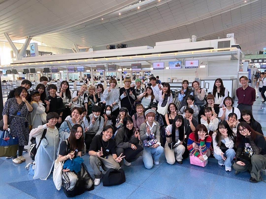 Tokyo School of Music&danceのインスタグラム：「* --✈︎ エンタメ海外研修 ✈︎-- * 今年度は4年ぶりに、「海外実学研修」が復活！🇺🇸 第一弾となるエンタメ海外研修チームが9/24〜出発🛫 そして本日無事に帰国しました🌟🌟  ロサンゼルス・ラスベガスへと向かっていき 国立公園、アウトレット、シルク・ド・ソレイユ観劇、 エンゼル・スタジアム、ディズニーなどなど… 観光だけでなくワークショップも盛りだくさんの行程で エンターテイメントをたくさん吸収させていただきました🙏✨  これからのみなさんの活動に、 きっと沢山の刺激を与えてくれたと思います！👏👏✨ 後期の授業も頑張っていきましょう🔥🔥  そして海外実学研修はほかの学科分野も続きます…💡 おたのしみに！🌍✨  #tsm #tsm西葛西 #tsm西葛西校  #東京スクールオブミュージックandダンス専門学校 #tokyoschoolofmusicanddance #音楽 #ダンス #声優 #俳優 #エンタメ #エンターテインメント #専門学校 #music #dance #actor #entertainment #entertainer #school #schoollife #student #studentlife #学生の日常 #授業 #授業風景 #海外 #海外研修 #🇺🇸」