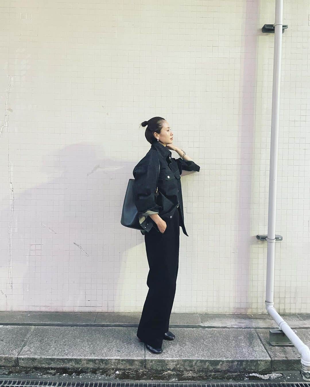 二ノ宮和佳子のインスタグラム：「Today🩶🖤 夕方は、ちょっと涼しくなってきて デニムJKが心地良い  髪が伸びて、切るか迷う🌀  #monoha #jandmdavidson #aewenmatoph」