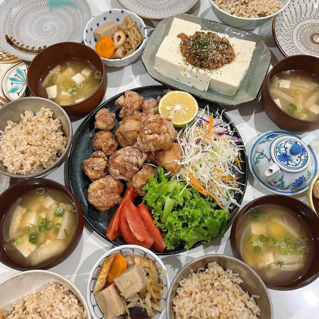 momoのインスタグラム：「#晩御飯#食費月25000円  唐揚げ 切り干し大根 納豆冷奴 お味噌汁  今日はみんな大好き唐揚げ🍗 1kgちょっと揚げたけど、明日のお弁当用取ったら瞬殺。   #晩ごはん#晩ご飯#夕食#夕御飯#夕食#おうちごはん#節約#節約ご飯#晩御飯#デリスタグラム#デリスタグラマー#クッキングラム#ワーママ#大分#instafood」