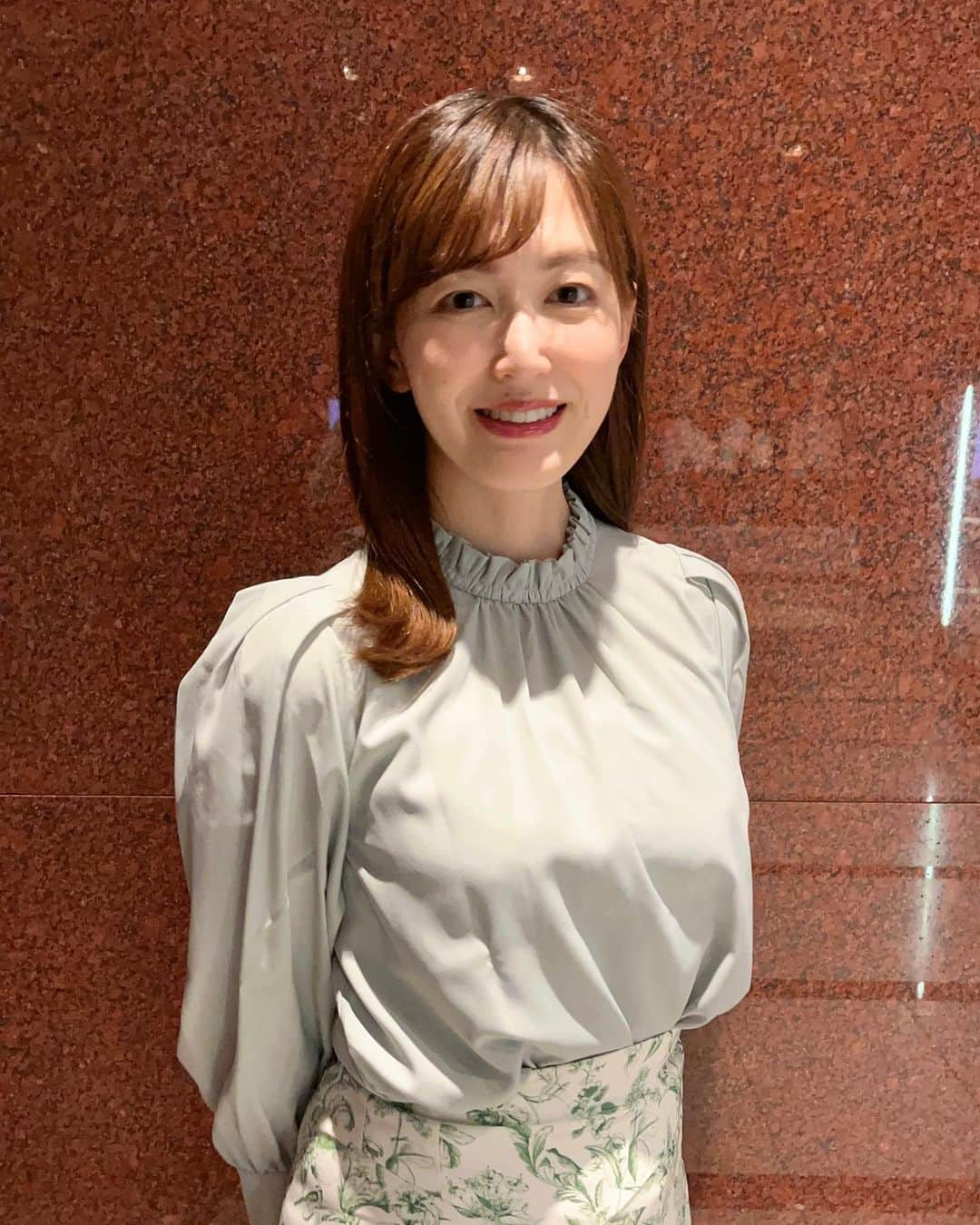 西﨑梨乃さんのインスタグラム写真 - (西﨑梨乃Instagram)「. きょうはRNC news every. お天気コーナー担当でした🌤️ . けさは今シーズンいちばんの冷え込みと なったところが多くなりました！ 日中も最高気温25度を下回ったところが多く 秋らしさを感じました🍂 . ただ、 あすは日中最高気温30度近くまで 上がるところがありそうです🥺 朝晩との気温差が大きくなりますので 羽織るもので調整してくださいね！ . 季節の変わり目、風邪に注意⚠️ . 衣装は水色系のブラウスに 花柄のスカートでした🩵💚 . . @rino_nishizaki . . #西日本放送 #RNC #岡山 #香川 #アナウンサー #アナウンサー衣装」10月3日 19時42分 - rino_nishizaki