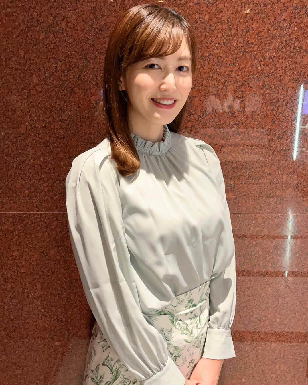 西﨑梨乃さんのインスタグラム写真 - (西﨑梨乃Instagram)「. きょうはRNC news every. お天気コーナー担当でした🌤️ . けさは今シーズンいちばんの冷え込みと なったところが多くなりました！ 日中も最高気温25度を下回ったところが多く 秋らしさを感じました🍂 . ただ、 あすは日中最高気温30度近くまで 上がるところがありそうです🥺 朝晩との気温差が大きくなりますので 羽織るもので調整してくださいね！ . 季節の変わり目、風邪に注意⚠️ . 衣装は水色系のブラウスに 花柄のスカートでした🩵💚 . . @rino_nishizaki . . #西日本放送 #RNC #岡山 #香川 #アナウンサー #アナウンサー衣装」10月3日 19時42分 - rino_nishizaki