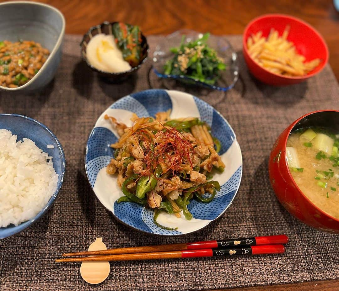 月央和沙のインスタグラム：「うちの晩ごはん🍚‼️  #青椒肉絲 #ほうれん草 #さつまいものバター炒め #納豆 #大根と長ねぎのお味噌汁 #お漬物  お芋は坊やが遠足のお芋掘りでとってきてくれました🍠✨」