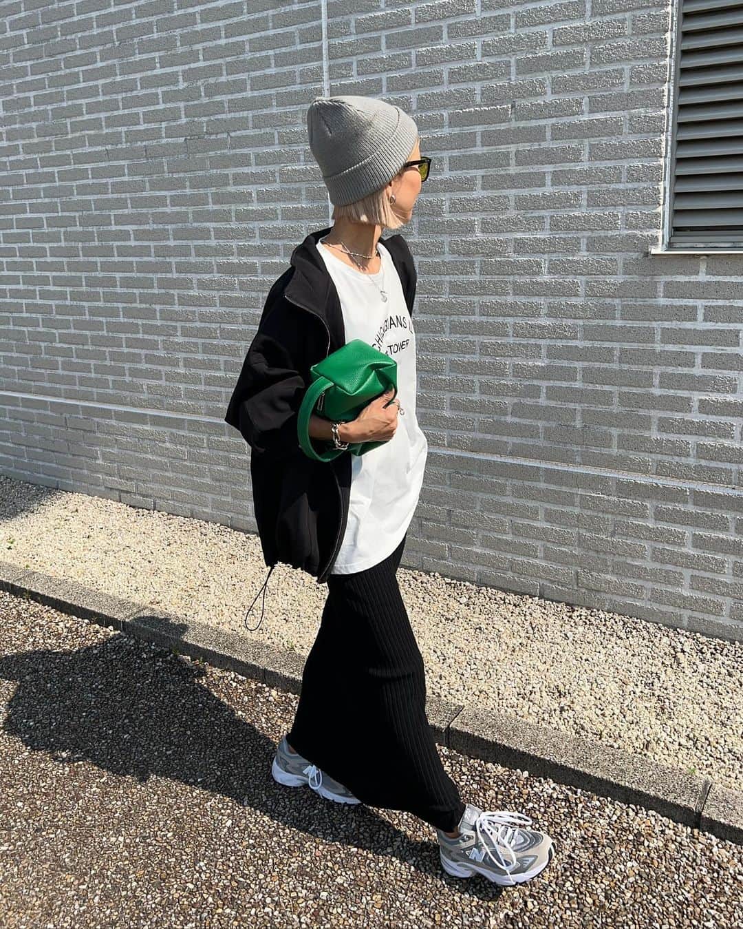 annaのインスタグラム：「.  お気に入りジャケット🖤 やっと寒くなってきたから 活躍してくれそう☺️✌️  今日再販よ〜🩷🩷  outer/skirt ⋆ @__segur.__  tops ⋆ @apretro_official  bag ⋆ @wc__official  cap ⋆ @stance_japan  shoes ⋆ @newbalance   #秋コーデ#スカートコーデ#シンプルコーデ#デニムコーデ#大人カジュアルコーデ#オトナカジュアルコーデ#カジュアルコーデ#158cmコーデ#骨格ナチュラルコーデ#きょこ#モノトーンコーデ」