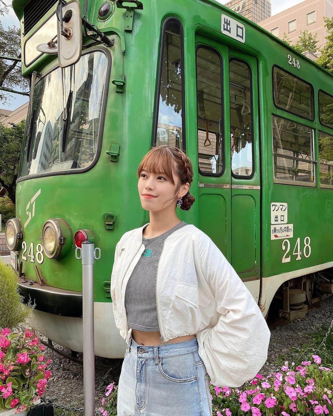 林茜実里のインスタグラム：「🚌🌱 : : ツアー北海道、会場近くでレトロなかわいい緑のバス見つけたよ~！ : 楽しかった北海道💭ありがとう❤︎ : #北海道 #札幌 #ジーパンコーデ #お団子ヘアアレンジ」
