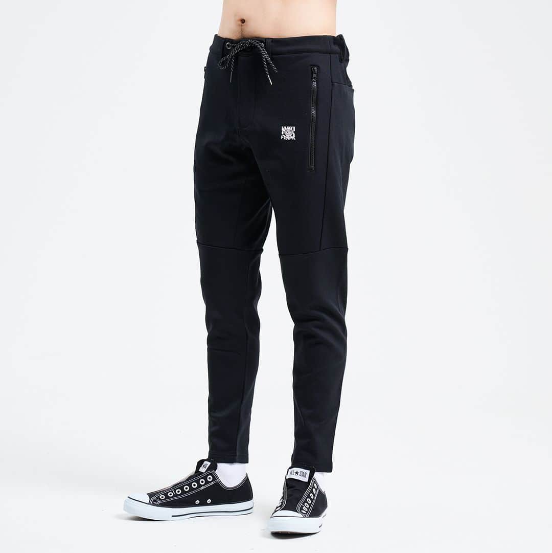 hiroecdのインスタグラム：「今週入荷するXJP-SKINNYは、今期まで数えきれないほどにマイナーチェンジを繰り返しながら毎シーズン高い人気を誇ってきたスキニーパンツ。  今季のシルエットは、ややタイトながら爆発的に人気だった2021秋のモデルからの改良版で、スリムでありながら窮屈でない最高のバランスに仕上がっています。  The XJP-SKINNY pants that will be in stock this week are skinny pants that have been repeatedly updated with countless minor changes until this season, while boasting high popularity every season. The silhouette for this season is an improved version from the 2021 Fall model, which was explosively popular, with a slightly tight yet slim design that strikes the perfect balance between being slim and not being too tight.」