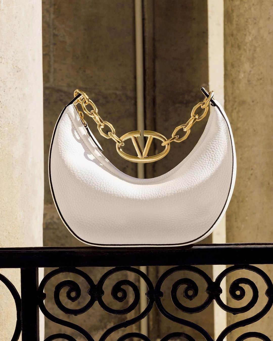 Valentinoさんのインスタグラム写真 - (ValentinoInstagram)「Casual elegance, guided by a distinct shape. The newly released #VALENTINOGARAVANI #VLogoMoonBag finds itself reinterpreted for #ValentinoLÉcole, touting its iconic metal logo chain and soft grained leather in an entirely new context.   Shop the bag, online now, and discover @pppiccioli’s entire collection through the link in bio.」10月3日 19時50分 - maisonvalentino