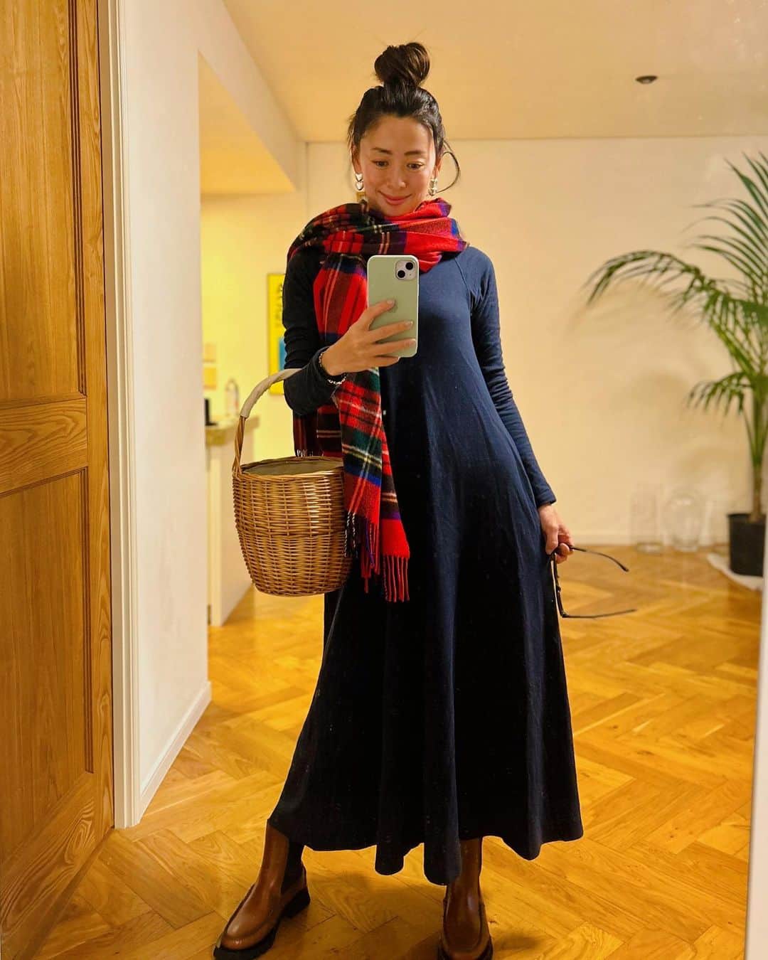 野沢和香のインスタグラム：「やっと涼しくなりましたね🍂 寒くなるのは寂しいけど🥹かわりにFashionは楽しくなる季節✨！  新しいサイドゴアブーツは　@hereu_ のもの。 スペインのブランドなんだけど、あまりの履き心地の良さにビックリ👀 スポーツタイプの厚めソールなのに軽くて沢山歩けそうです♪  @werthy.official のFluffy Dressのネイビーはトラッドな装いにもとっても良く合います❤️ 正面はこんな感じなのに背中はチラッとな😚こういうギャップが好きさ❤️  籠🧺とカシミアマフラーのギャップも😙夏冬Mixで❤️」