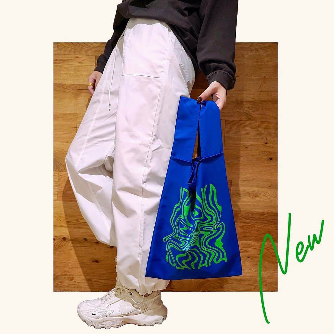 井手綾香のインスタグラム：「Newグッズ②  マーブルロゴがお気に入りすぎて、色々作りました。笑 こちらはとっても鮮やかなブルーのエコバッグ💙  ◎marble eco bag color：blue price：¥2,200  #IDEAYAKA #井手綾香 #グッズ #エコバッグ」