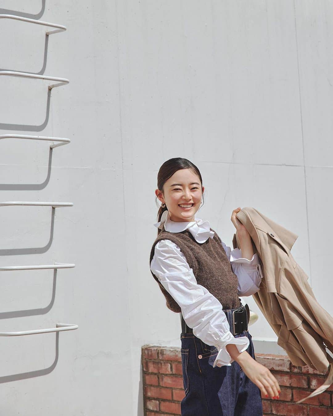 椎名美月さんのインスタグラム写真 - (椎名美月Instagram)「. FRaU11月号「秋メイク、彼女の場合。」 “セルフメイクで表現する、自分らしさ” こちらの企画は、セルフメイクで沢山の新作コスメが並ぶなか今、私が表現したいと思ったメイクをしました💄 最近のメイク事情やメイクに対する思いをお話しさせて頂いてます。 お気に入りのカットです！ぜひ、ご覧ください📖 スタッフの皆さま、素敵な企画に呼んでいただきありがとうございました！  📖 @fraumagazine  📷 @otsuka_misuzu  👗 @michie_suzuki_  💇🏻‍♀️ @saito_kotoe  ✏️ @cazuco  💄 @mitsuki__shiina」10月3日 19時52分 - mitsuki__shiina