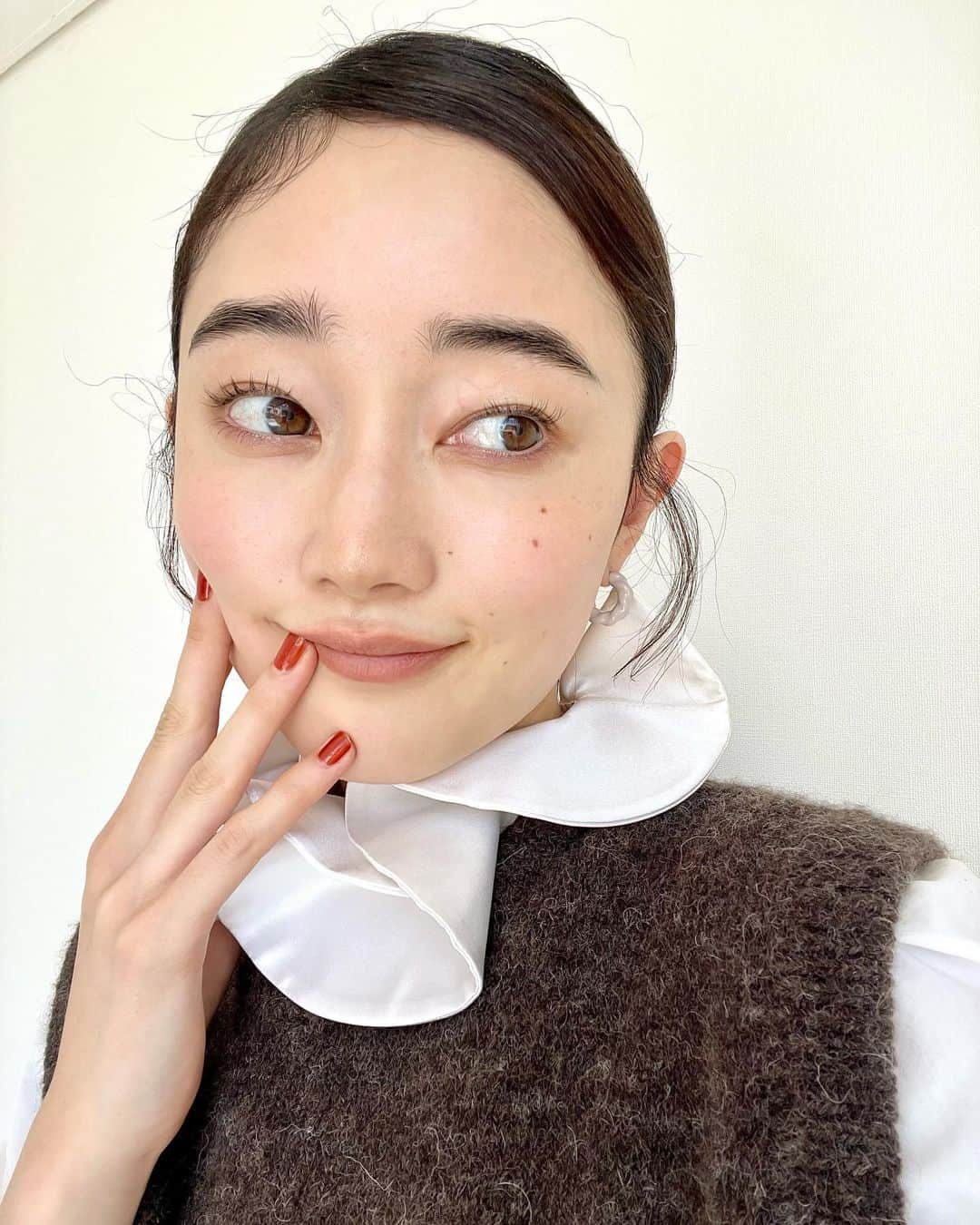 椎名美月さんのインスタグラム写真 - (椎名美月Instagram)「. FRaU11月号「秋メイク、彼女の場合。」 “セルフメイクで表現する、自分らしさ” こちらの企画は、セルフメイクで沢山の新作コスメが並ぶなか今、私が表現したいと思ったメイクをしました💄 最近のメイク事情やメイクに対する思いをお話しさせて頂いてます。 お気に入りのカットです！ぜひ、ご覧ください📖 スタッフの皆さま、素敵な企画に呼んでいただきありがとうございました！  📖 @fraumagazine  📷 @otsuka_misuzu  👗 @michie_suzuki_  💇🏻‍♀️ @saito_kotoe  ✏️ @cazuco  💄 @mitsuki__shiina」10月3日 19時52分 - mitsuki__shiina