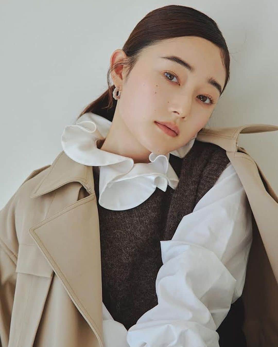 椎名美月さんのインスタグラム写真 - (椎名美月Instagram)「. FRaU11月号「秋メイク、彼女の場合。」 “セルフメイクで表現する、自分らしさ” こちらの企画は、セルフメイクで沢山の新作コスメが並ぶなか今、私が表現したいと思ったメイクをしました💄 最近のメイク事情やメイクに対する思いをお話しさせて頂いてます。 お気に入りのカットです！ぜひ、ご覧ください📖 スタッフの皆さま、素敵な企画に呼んでいただきありがとうございました！  📖 @fraumagazine  📷 @otsuka_misuzu  👗 @michie_suzuki_  💇🏻‍♀️ @saito_kotoe  ✏️ @cazuco  💄 @mitsuki__shiina」10月3日 19時52分 - mitsuki__shiina