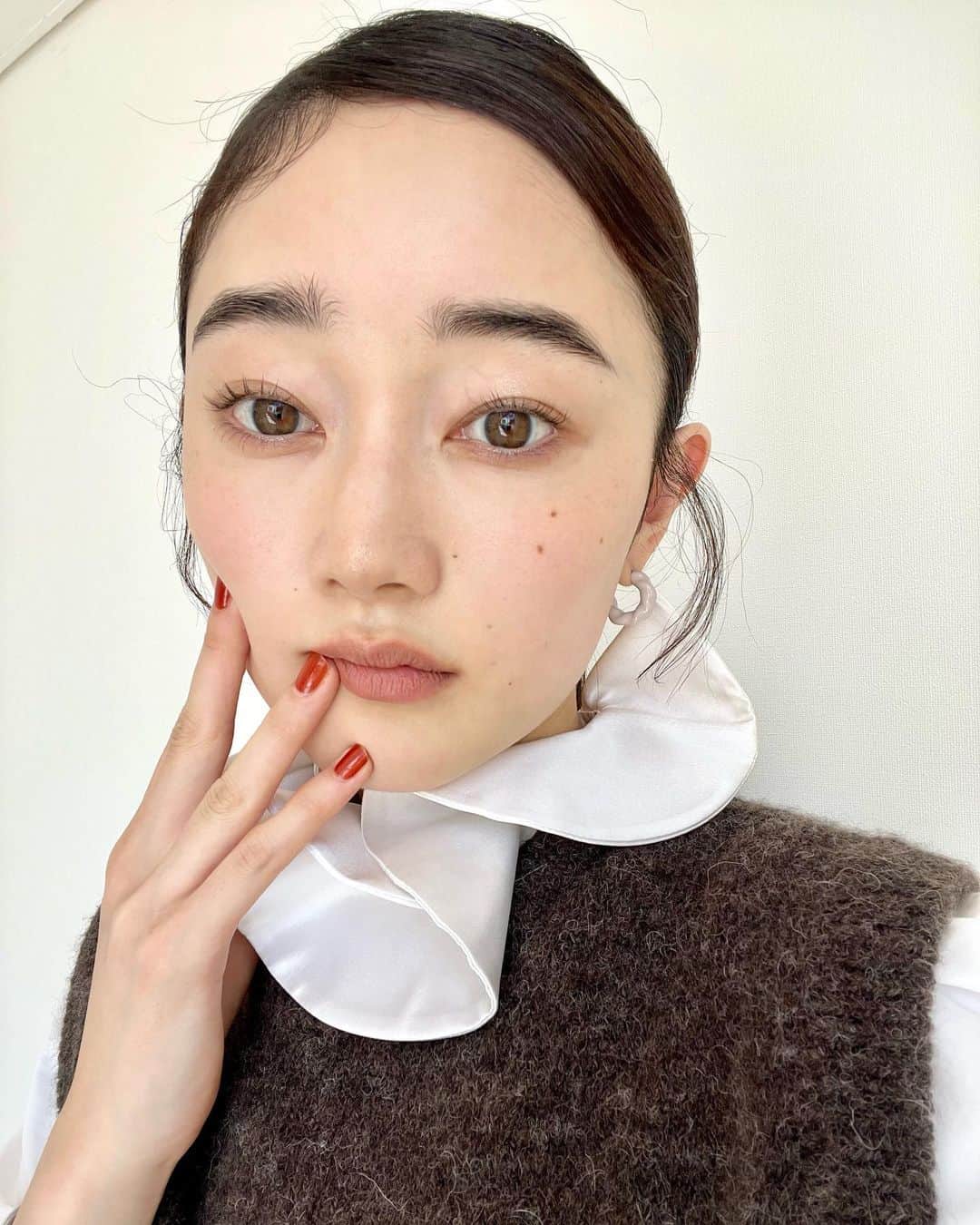椎名美月さんのインスタグラム写真 - (椎名美月Instagram)「. FRaU11月号「秋メイク、彼女の場合。」 “セルフメイクで表現する、自分らしさ” こちらの企画は、セルフメイクで沢山の新作コスメが並ぶなか今、私が表現したいと思ったメイクをしました💄 最近のメイク事情やメイクに対する思いをお話しさせて頂いてます。 お気に入りのカットです！ぜひ、ご覧ください📖 スタッフの皆さま、素敵な企画に呼んでいただきありがとうございました！  📖 @fraumagazine  📷 @otsuka_misuzu  👗 @michie_suzuki_  💇🏻‍♀️ @saito_kotoe  ✏️ @cazuco  💄 @mitsuki__shiina」10月3日 19時52分 - mitsuki__shiina
