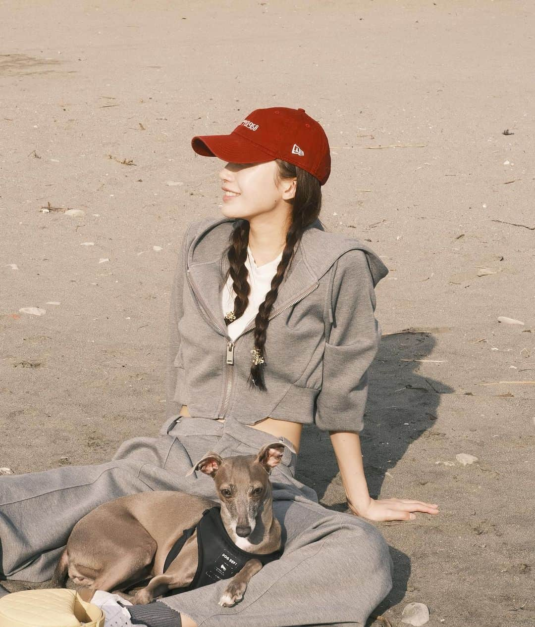 小倉優香さんのインスタグラム写真 - (小倉優香Instagram)「一日旅〜🐕  最後の写真は帰ってから気づいて爆笑 知らない方です🤣 いい写真だったのになぁ〜  #海 #イタグレ #鎌倉 #逗子」10月3日 19時53分 - ogurayuka_official