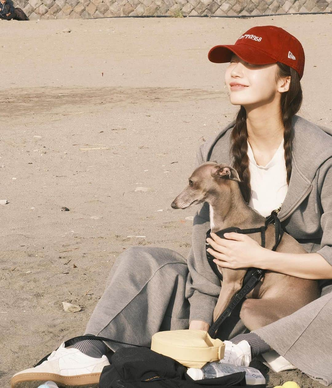 小倉優香さんのインスタグラム写真 - (小倉優香Instagram)「一日旅〜🐕  最後の写真は帰ってから気づいて爆笑 知らない方です🤣 いい写真だったのになぁ〜  #海 #イタグレ #鎌倉 #逗子」10月3日 19時53分 - ogurayuka_official