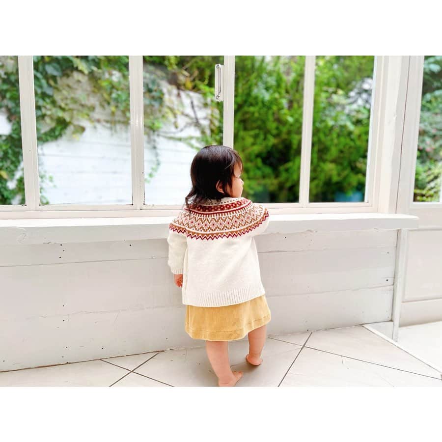 徳山沙季さんのインスタグラム写真 - (徳山沙季Instagram)「. UNIQLO baby＆kids AW試着会③✐☡ スフレヤーンカーディガン、無地のものもとっても可愛いかったのですが こちらのデザインもAWらしくてコーデに取り入れたい一枚です५ . #スフレヤーンカーディガン #コーデュロイライクジャンパースカート #リブクルーネックT 全て80㎝サイズを着用しています✍︎꙳⋆ コーデュロイジャンパースカート、インナーを変えて カジュアルもフェミニンコーデも楽しめます५ . AWのアイテムはガーリーなアイテムも多い印象でした✤ 丸襟ブラウスにこのカーディガンを合わせるコーデも挑戦してみたいな⛄️ . . @uniqlo_jp #PR #uniqlokids #ユニクロキッズ #uniqlobaby #ユニクロベビー #ベビー #ベビー服　#uniqloaw2023 #女の子ママ　#北欧コーデ　#ootd #ぎゅって #mamagirl」10月3日 19時54分 - saki.whitesnow