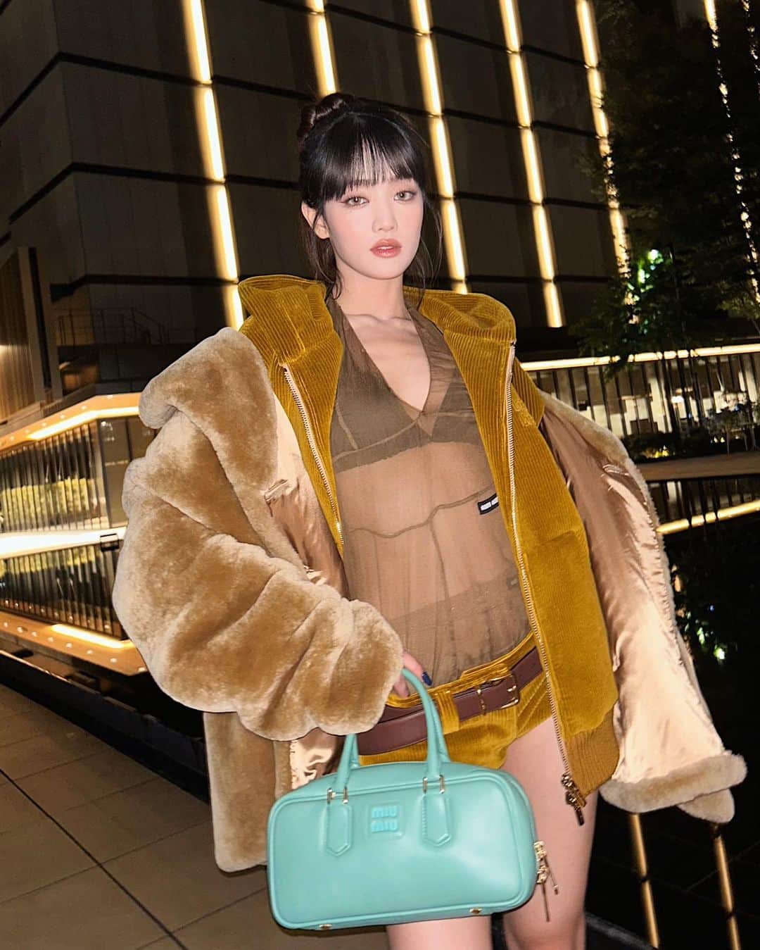 ミンニのインスタグラム：「Can't wait for the show! @miumiu 🤎✨ #MiuMiuSS24 #광고」