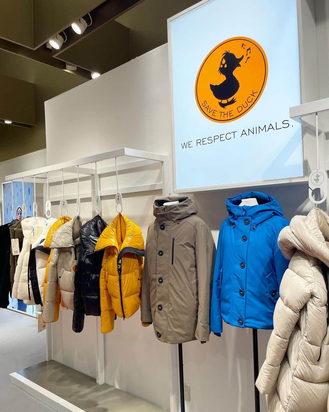 中島潮里のインスタグラム：「@savetheduck_jp  明日からオープンの大丸東京店さんに行ってきました🐥！ 広くて見やすいし都内品揃えNo.1だそうです😉 . 今季もおしゃれで可愛い！！！ 小物も増えていたり、ドッグアイテムもでていて嬉しい🥹 そして ショート丈がでていたり、ビックサイズでジェンダーレスなアウターもありますよ！ アウターをお探しの方は心からオススメです🌏🧡 (勝手に紹介😂) . 動物の犠牲はなくてもお洒落を楽しめてしっかり防寒できます🧡🧡 . . #savetheduck#セーブザダッグ#東京大丸ポップアップ#リサイクルアウター#アップサイクル#アップサイクル素材#エシカルファッション#エシカルライフ#animalfree#ヴィーガンアウター#ヴィーガンファッション#アウターコーデ」
