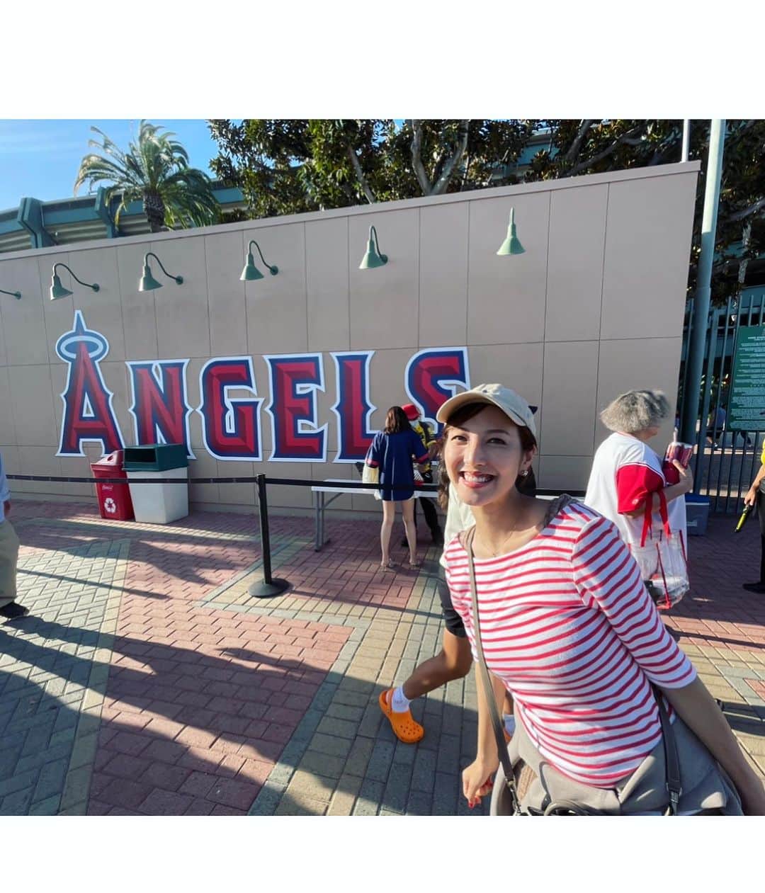 小澤陽子さんのインスタグラム写真 - (小澤陽子Instagram)「🌴🌶️🍎🍉🍓❤️  メジャーリーグ エンゼルスの大谷翔平選手！⚾️  日本人選手初の快挙✨ ホームラン王おめでとうございます😭🎉  実は今回の渡米で、大谷選手を観に エンゼルスのホーム試合を訪れたのですが… まさに、その日から欠場…  この写真の時は、まだ観られると思ってウキウキ状態🫨  その時はショックで驚きましたが、、  でもとにかく無事に手術が終わり、 こうしてホームラン王に輝き、 また来年以降に向けてということで 本当によかったです☺️🌸  メジャーの舞台で輝く大谷選手の看板が見られただけでも、 そして久々にメジャーの雰囲気を感じられてよかった！ Anaheimに、日本人がとにかく多いこと！ びっくりしました！  #少し出遅れましたが #大谷翔平 選手 #メジャーリーグ #ホームラン王 #おめでとうございます🎉 #観られず悔しい！ #また来年以降リベンジだ #losangels #angels #Anaheim #帽子が浮く癖」10月3日 19時57分 - yoko.ozawa729