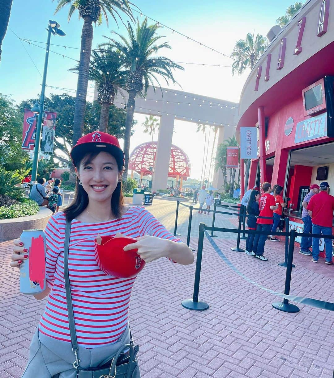 小澤陽子のインスタグラム：「🌴🌶️🍎🍉🍓❤️  メジャーリーグ エンゼルスの大谷翔平選手！⚾️  日本人選手初の快挙✨ ホームラン王おめでとうございます😭🎉  実は今回の渡米で、大谷選手を観に エンゼルスのホーム試合を訪れたのですが… まさに、その日から欠場…  この写真の時は、まだ観られると思ってウキウキ状態🫨  その時はショックで驚きましたが、、  でもとにかく無事に手術が終わり、 こうしてホームラン王に輝き、 また来年以降に向けてということで 本当によかったです☺️🌸  メジャーの舞台で輝く大谷選手の看板が見られただけでも、 そして久々にメジャーの雰囲気を感じられてよかった！ Anaheimに、日本人がとにかく多いこと！ びっくりしました！  #少し出遅れましたが #大谷翔平 選手 #メジャーリーグ #ホームラン王 #おめでとうございます🎉 #観られず悔しい！ #また来年以降リベンジだ #losangels #angels #Anaheim #帽子が浮く癖」